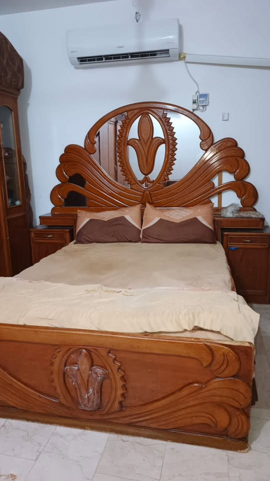 ميز تواليت  ..
جربايه مع دوشك .
زاويه ..
للبيع السعر 150 وبيها مجال ..
صاج عراقي 
***********
