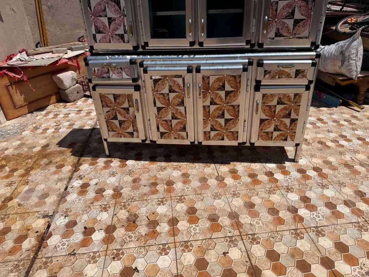 كاونتر نضيف حلو. مرتب  شوف العين. السنك مالت موجود بس خليت هذا ارتب شوي تريد سنك المالت تريد هذا بالي يعجبك. سعره 160 وبيه مجال ستفسار مراسل وتساب *********** البصرة, العراق
