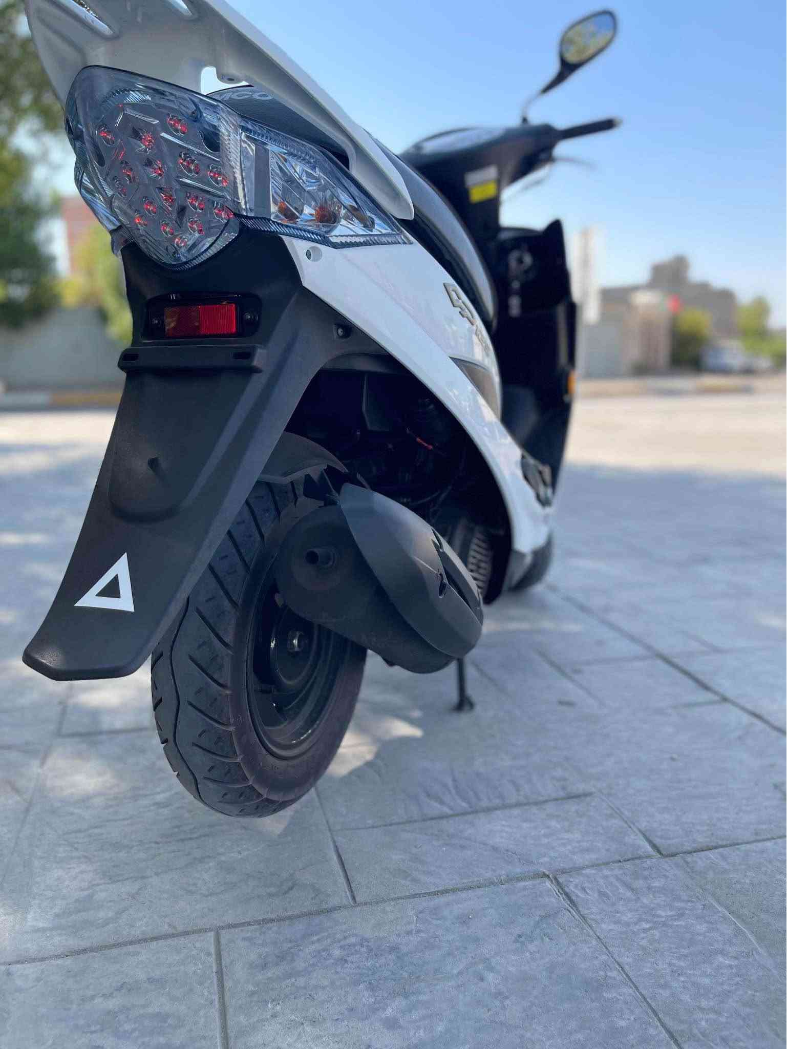 Cymco GP125
كامكو وارد يابان 🎌🇯🇵🀄️ 
مكينه 125cc
عداد 2000 زيرو الفين ماشيه 
مكفوله من الزلغ ولشخط 
نضافه 100‎%‎ 
مكان الدراجه /بغداد الكاظميه 
*********** St Andrew, Surrey
