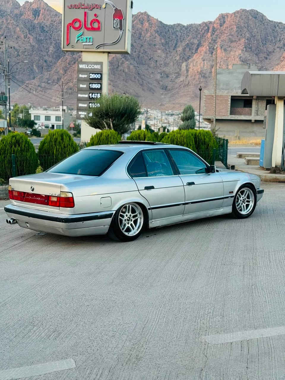 بۆ فرۆشتن
BMW 525گێڕ عادی 
مۆدیل 1992  ئاڕم پلاستیک سلیمانی 
موس وبڕاوەی بەشەرت گێڕ ومەکینە و تەقەوڕەقە بەشەرت 
چوار تایەو ویلی لۆکی Mی لەژێرە کامل سێرڤس کراوە تازە 
 سعری 34گەڵاو مەعامەلە 
شوێن :ڕانیە
***********
