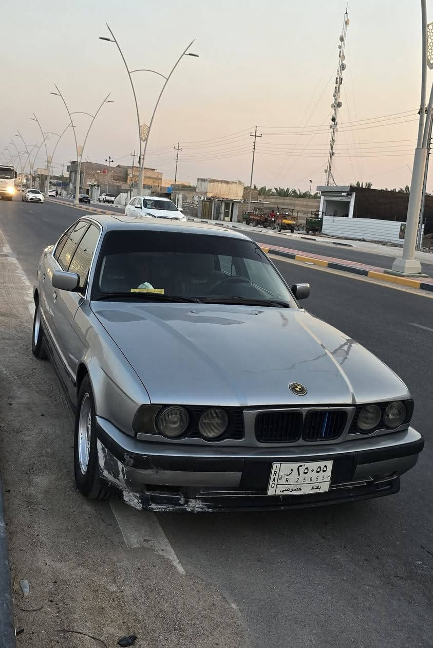 525 محرك 6 سلندر خطي مسكر عدل بحالة ممتازة كير عادي يعني انسى العطل، حدادية امامية خلفية جديدة تبريد فول، كزوز رياضي السيارة كلش نظيفه وجاهزة نقصها فقط شوي ترتيبات بالغرفة غرفتها 65% رقم بغداد مشروع وطني مكانها بصرة وراعيها بالبصرة مطلوب بيها 46 وبيها مجال ، والشراي يشلع عيوني  موجودة بشط العرب الجزيرة باب الهوى 
          ***********      .      ٧٧٤٥١٧١١٠٤. البصرة, العراق
