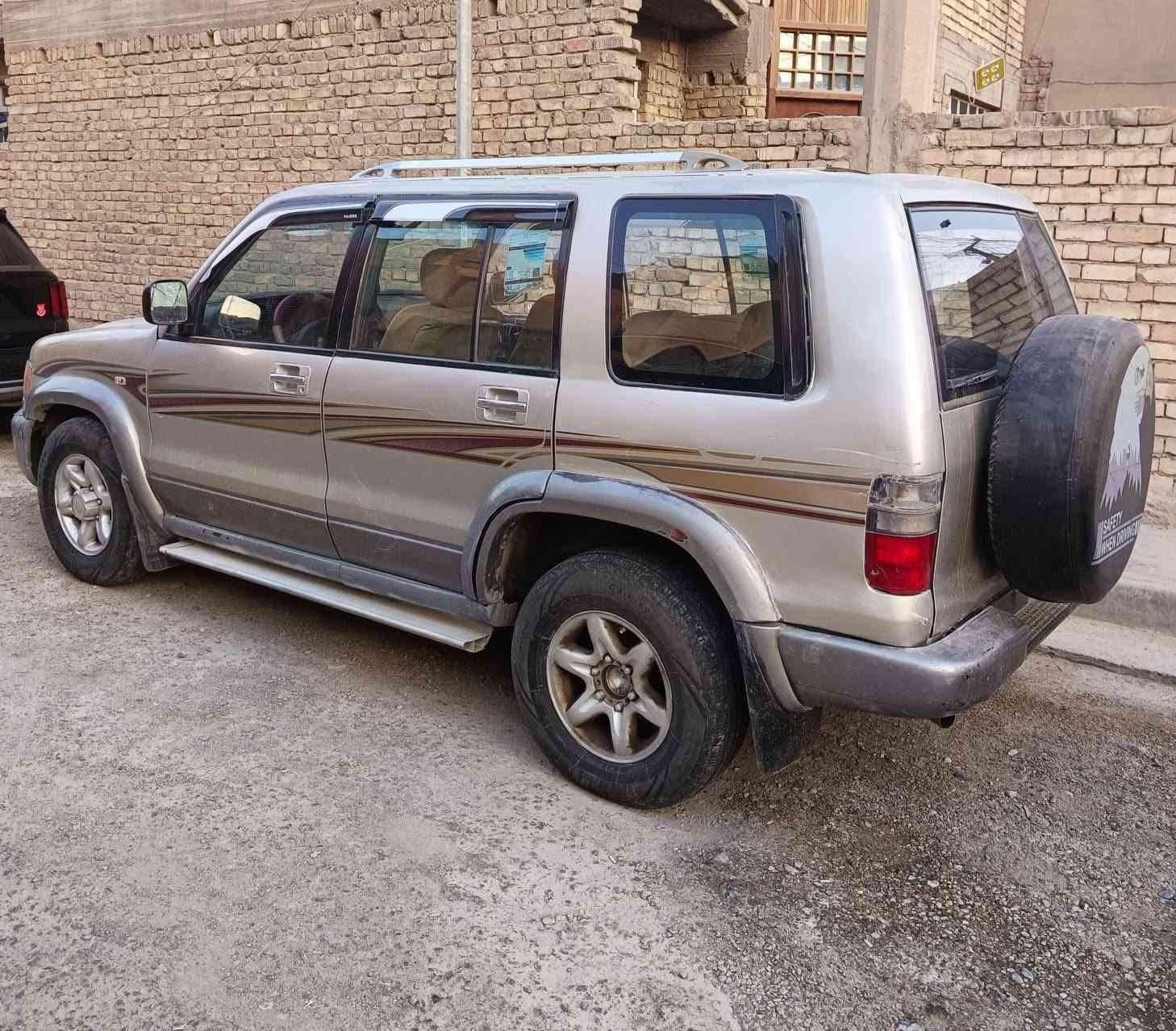 سلام عليكم ازوزا تروبر موديل ٢٠٠٠ كير ومحرك بطة كفالة حدادية ٧٠ ٪ داخلها كولش نظيف رايدها ب ٤٧ ورقة أو مراوس  مكاني بغداد ‏ ‪‏‪***********‬‏
