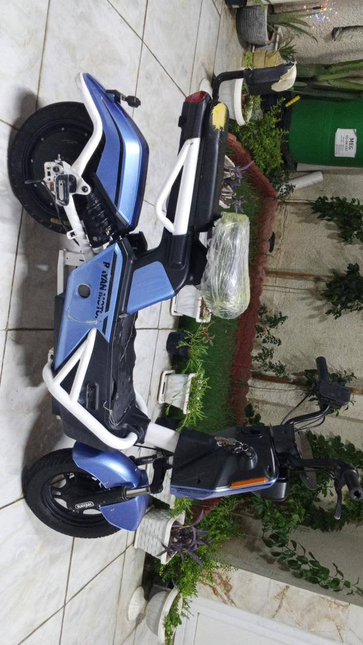 دراجة ريان تشبه R9
السعر 150 وبيها مجال 
 *********** رقم صاحب الدراجة 
مكان بغداد حي المواصلات
سويجين +بصمة 
اشاير لد 
سرعتين تمشي 50
البطاريات نص عمر و بريكات تعبانة فقط. 
( اني مكلف بل نشر)
