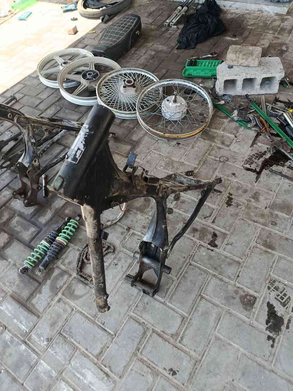 غراض دراجه للبيع
ويلات امامي وخلفي كل حجم 18 دسك سعر 35 زوج 
ويل امامي سيم قليل سعر 15
ويل خلفي سيم جثير مابي كل عيب سعر 20 
كشن رياضي سعر 8 
قبق كلج نامه برو 5 
ركبه 5 
ماشه5
تانكي نفخ 10 
شاصي عدد 2 واحد25 الف 
دبلات خلفي 7 
زنجيل4
دواسه بريك 3 
ستيرن 7 كامل 
مكان المحل دوز حي العسكري سايددين حديقه يلدز قرب اسواق محمد  رقمي ***********
