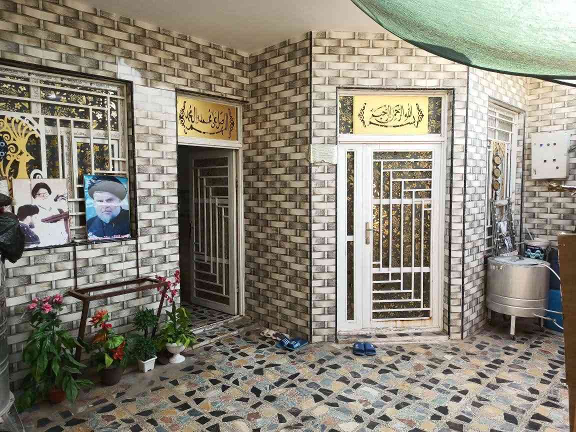 📞 ( *********** )

🏡 للبيع بيت في بغداد – سبع قصور | فرصة مميزة بسعر قابل للتفاوض

📍 الموقع: سبع قصور – فرع الحداد أبو الهيل

📜 السند: طابو زراعي – سند 25

📐 المساحة: 150 م²

↔️ الواجهة: 7.5 م

↕️ النزال: 20 م

💰 السعر المطلوب: 97 مليون دينار – والبيع بيه مجال للجادين

إذا تبحث عن بيت جاهز للسكن، بموقع قريب جداً من الشارع العام، وخدمات ممتازة، فهذا البيت يستحق المشاهدة 👌

✨ أهم مميزات البيت:

🔹 يبعد عن شارع سبع قصور العام والرئيسي خطوات فقط.

🔹 يقع في فرع مبلط بالكامل.

🔹 الكهرباء متوفرة بالكامل.

🔹 الإنترنت: كابينات ضوئية قريبة.

🔹 الماء ممتاز جداً، وتدفقه قوي حتى بدون ماطور سحب.

🔹 المجاري ضمن منظومة مميزة ومن الأفضل في المنطقة.

🔹 أساس البيت رفت والبناء بالكامل بالطابوق.

🔹 عمر البناء حوالي ثلاثة سنوات فقط.

🏠 توزيع البيت:

• 2 غرف نوم

• صالة واسعة

• استقبال

• مطبخ مفتوح على الصالة، مما يعطي مساحة داخلية واسعة ومريحة

• مخزنان، أحدهما مطبخ حار

• 3 حمامات: حمام خارجي، حمام داخل البيت، وحمام داخل إحدى الغرف

⚡ تفاصيل إضافية:

• منظومة الكهرباء داخل المنزل باستخدام بواري سحب وليس دفناً.

• المنزل بالكامل كاشي، مع بلاط في جميع أرجائه.

• الأبواب والإضاءة والتجهيزات الكهربائية من درجة أولى.

• الدرج الداخلي لف دائري.

• البيت يحتاج بعض اللمسات والتعديلات البسيطة، وهذا طبيعي في أي بيت مستخدم.

📌 المتبقي من الأعمال:

البيتونة + تطبيق الدرج + السياج العلوي الخارجي.

🏘️ ومن نقاط القوة المهمة:

المنطقة مقبلة بقوة على التحول إلى طابو سكني، وهو أمر يجعل الموقع محل اهتمام لمن يفكر بالسكن أو الاستثمار مستقبلاً.

💰 السعر: 97 مليون دينار وقابل للتفاوض

السعر محسوب وفق أسعار المنطقة نفسها، وليس سعراً عشوائياً أو مبالغاً به، والجاد يستطيع التأكد من أسعار البيوت في نفس الشارع والمنطقة والمقارنة بنفسه.

📞 للجادين فقط: التواصل للاتفاق على موعد مشاهدة البيت والتفاوض بشكل مباشر.

🏡 بيت بمساحة 150 متر، موقع قريب جداً من الشارع العام، خدمات ممتازة، وسعر مميز.

