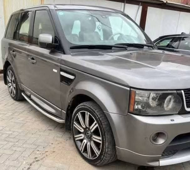سلام عليكم 
للبيع 
رانج روفر  موديل 2010 
RANGE ROVER 
السياره رقم بغداد الجديد هزه وسنويه جديد
كير مكينه كفاله مكفول
السياره كلش جديده 
مواصفات فول
تخم تايرات جديد
بصمه تشغيل بصمة بيبان بصمه 
السياره مكينه ثمانيه سلندر العادي بدون سوبر المرغوب شلعه ومعدل فول
السياره كشنات جلد 
2 كشن كهرباء
ستيرن كهرباء
كشنات تدفئة
شفتات ستيرن 
مري جانبيه كهرباء وتنزل من ترجع 
شاشات خلفية للصف الثاني 
فتحه سقف 
بجم زنون
 بوب بصمه 
فتحة سقف
أناره ترحيبيه 
خزن ميموري
كامره خلفيه
هاندبريك كهرباء
٨ وسادات هوائية
خمس وضعيات قياده 
السياره جكات تصعد وتنزل 
تحكم ستيرن جوبلسات صدر خلفي امامي جدد
سيارة نظيفه جداً
 مكان بغداد 
للاستفسار***********
شراي اتصل بي واتساب
