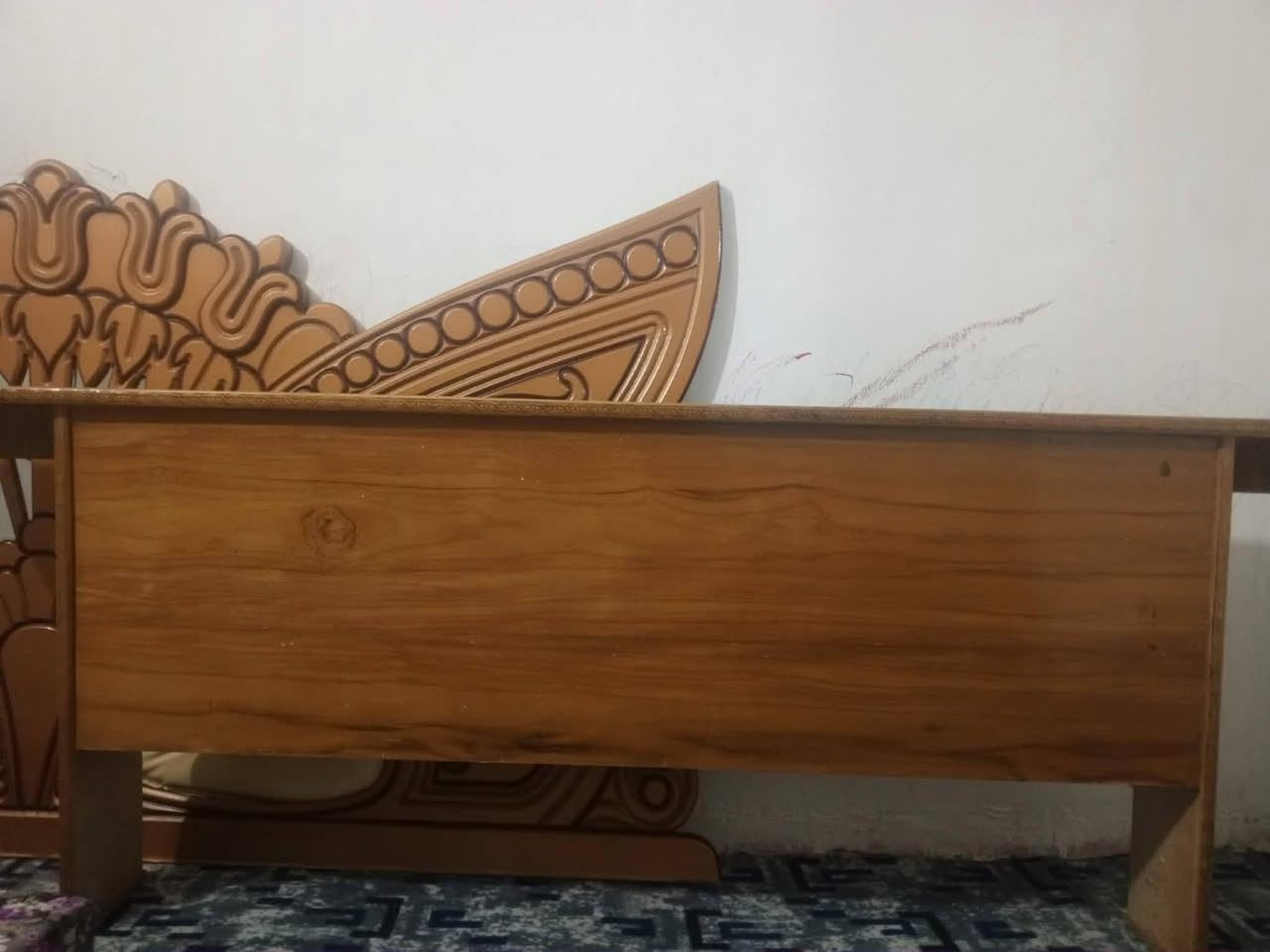 السلام عليكم غرفة مستعمله ملاحظه كل الموجود في الصور فقط ب١٥٠ الف مكاني بغداد الخطيب الزراعي 
رقم الهاتف ***********
