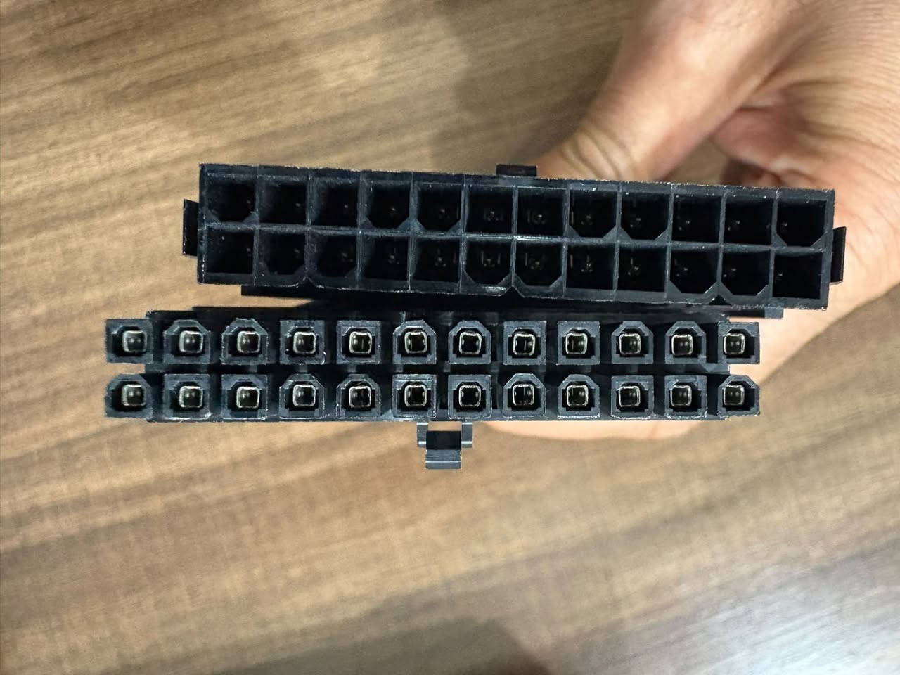 ⚡ طقم كابلات إطالة مضفورة احترافي للـ PC من EZDIY-FAB (PSU Extension Sleeved Cable Kit) ⚡
انقل شكل كيسة الـ PC لمستوى ثاني من الأناقة والتنظيم! طقم كابلات مضفورة خامة ممتازة ومطاطية لترتيب الكابلات وإعطاء مظهر هيدروليكي احترافي للتجميعة.
المواصفات والمميزات:
 طقم متكامل (4 قطع): يتضمن كابل المذربورد 24Pin، كابل المعالج CPU، وكابلين لكارت الشاشة GPU.
 توافق شامل: يعمل كإطالة مع جميع أنواع الباور سبلاي (Universal Extension).
 مشابك تثبيت (Cable Combs): تأتي مع مسكات لتنظيم الأسلاك وجعلها بمسارات متوازية وأنيقة.
 جودة تصنيع عالية: أسلاك سميكة مع ضفائر قماشية مقاومة للحرارة والإنثناء.

 الحالة: جديد كرتون (New).

📦 السعر: 20,000 دينار عراقي

تتوفر خدمة التوصيل لكافة المحافظات 🚚
للحجز والطلب، يرجى مراسلة الصفحة أو الواتساب.
***********
