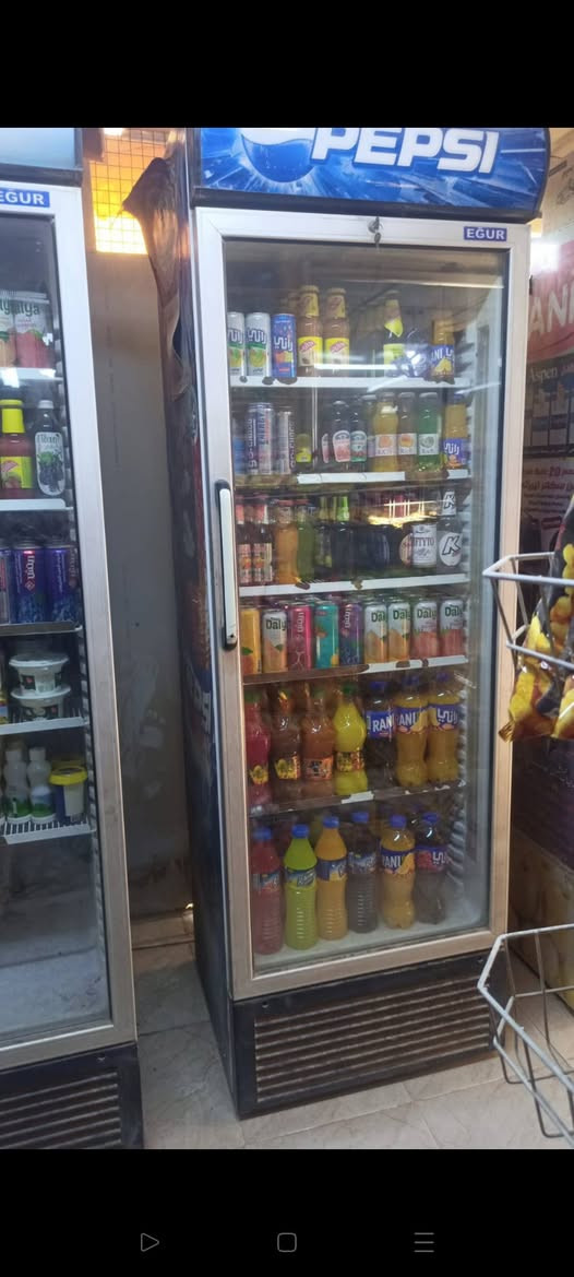 السلام عليكم عارضات للبيع نضيفات جدا 3عاموديات 2كبار او1وسط و3طرحيات وحده كبيره و2وسط للاستفار يرجى المراسله على الواتس اب ***********
