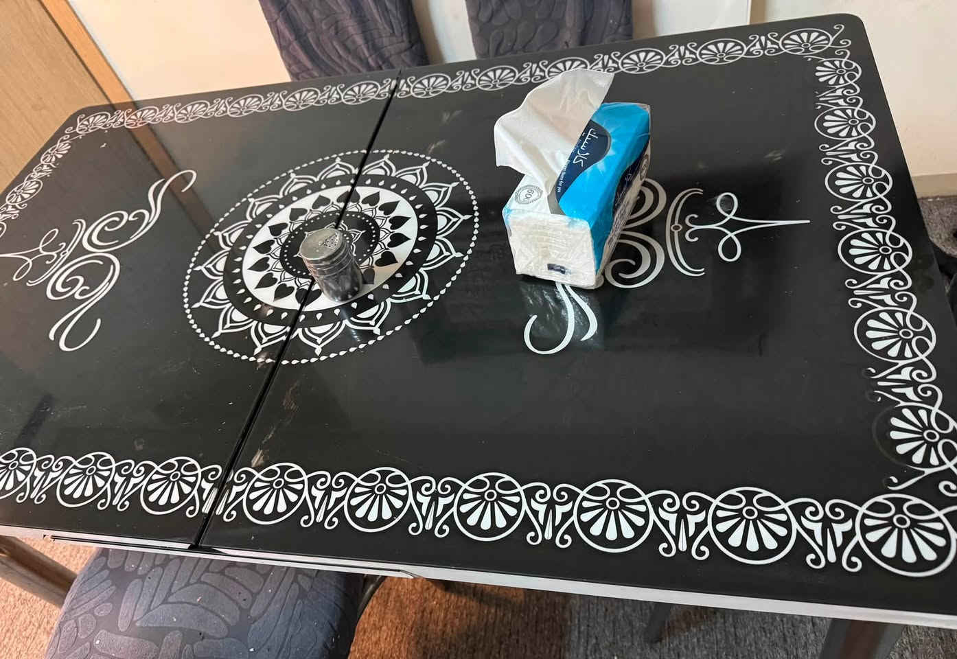 ميز طعام سلايد يتكبر ويتصغر  قياسه قبل التكبير ١٣٠ سم وبعد الكبير ١٦٩ سم  اي ضرر مابيه  المكان بسماية نزلت السعر لان مستعجلة عليه السعر ٤٠ الف وبيه مجال المكان بسماية الاتصال على *********** وتساب
