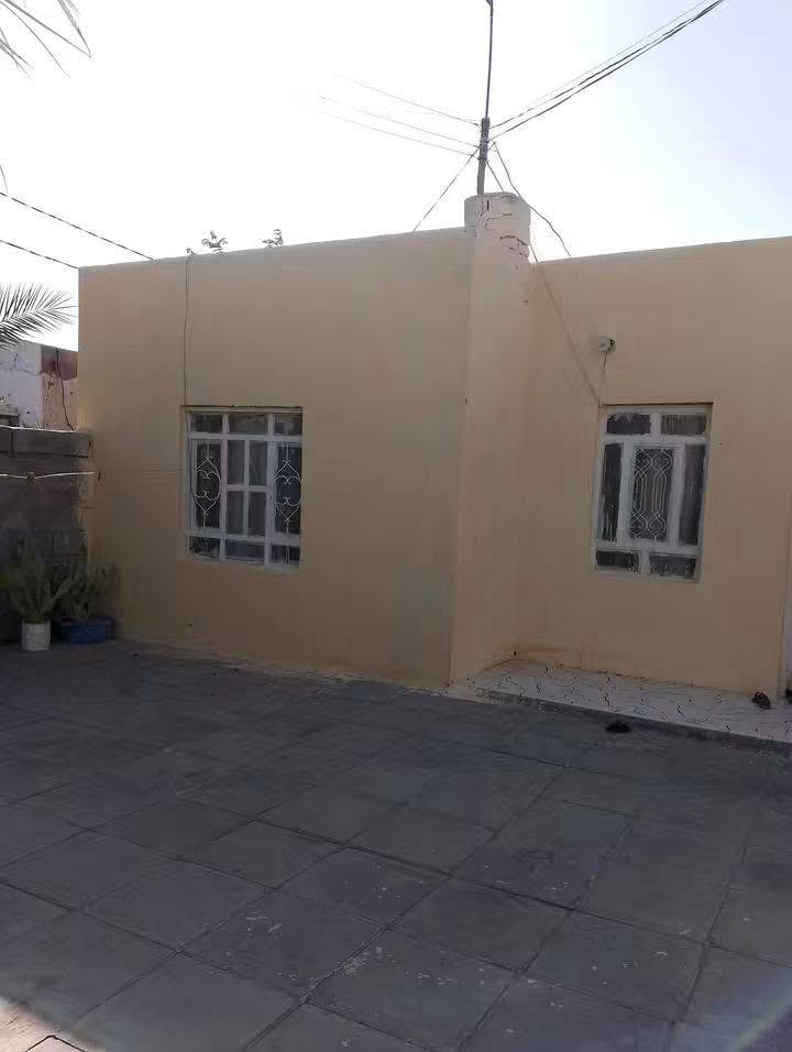 السلام عليكم 
بيت للبيع في حي الحكيم الثانيه 
قرب حسينه ام البنين 
المساحه (420 متر) على شارعين البيت
يتكون من غرف العدد2
وصاله
واستقبال واسع مع طارمه معزولة عن البيت
للاستفسار الاتصال على الرقم 
***********
***********
