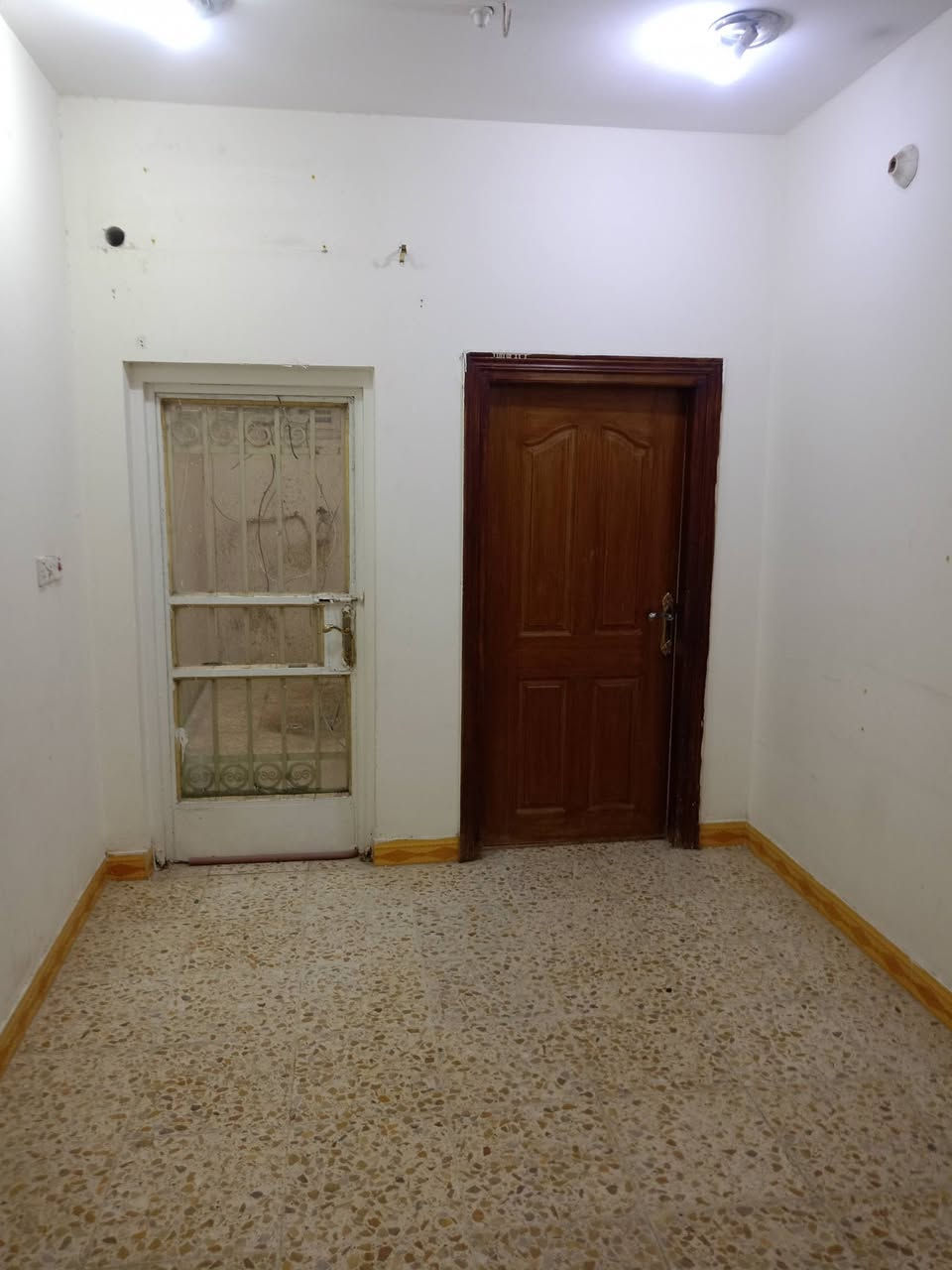 للايجار🏛️ شقه بالجزائر شارع المطاعم   بناء حديث  👍 طابق ارضي    ⚡  
🌿 غرفه نوم عدد 2 / مطبخ /صاله/ مجمع صحيات  /  
⚡
الايجار 400
للاستعلام 
***********📲
علي الجبوري / ابو مهيمن
