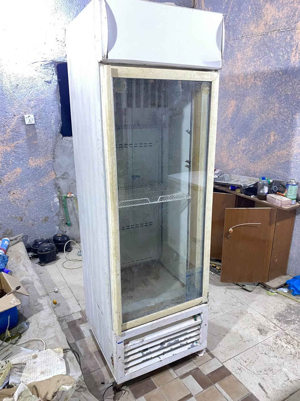 للبيع براد عارضه عامودي  حجم كبير عاطل ماطوره ابيع كوم حديد ب50  مكانه محاويل
