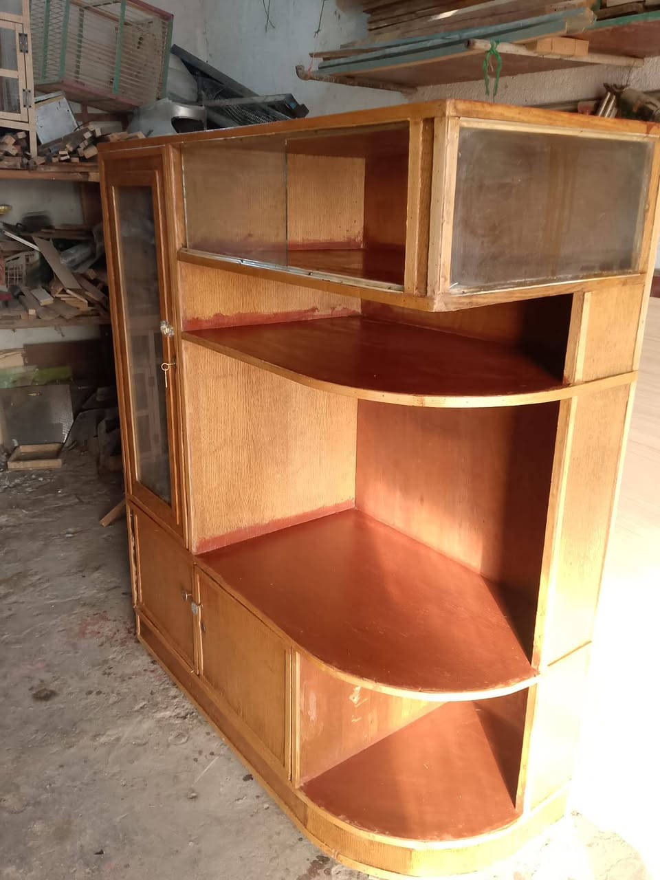 معرض أو مكتبه للبيع سعرها 90 وبيها مجال للتواصل واتساب ***********
