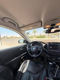 عندي جيب شيروكي موديل 2023امريكي صبغ جاملغ امامي  رقم بغداد بسمي تحويل...