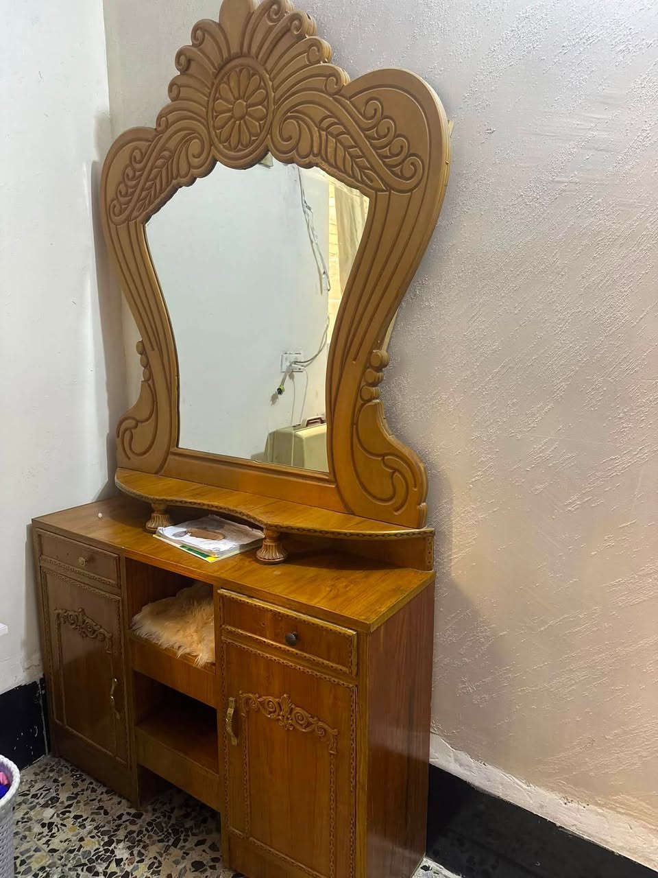 السلام عليكم
غرفه نوم صاج عراقيه 

5ابواب 

مكاني بغداد الزعفرانيه 

*********** 

***********
