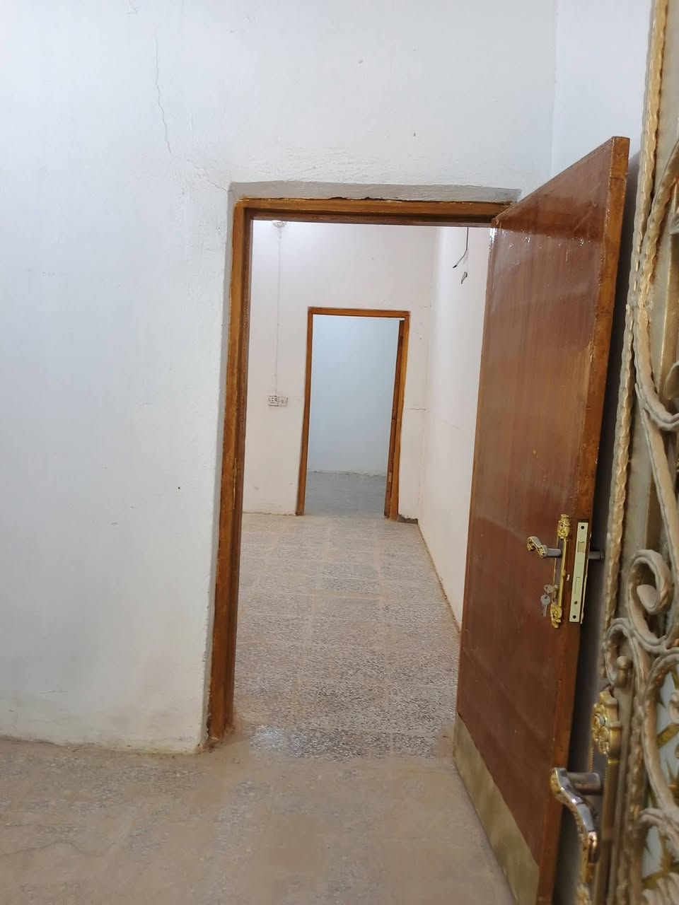 بسم الله الرحمن الرحيم.                                                عرض حي ميسان مساحه (100متر)  قطاع 84  شريط    عرض شارع 10متر كفه تجاري سعر (95مليون معه مجال)                      يحتوي على طارمه مطبخ ستقبال صاله وغرفه وكشوفه حمامات داخليه وخارجيه  سعر مناسب موقع مكتب حي ميسان شارع كيات قرب تقاطع بواري                                    ( مقاولات عامه مناسبه)  رقم للستفسار على واساب (***********)
