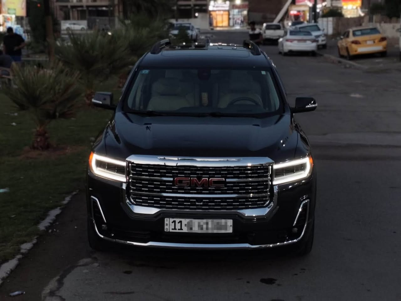 للبيع: جمس أكاديا دينالي 2023 (GMC Acadia Denali) – قمة الفخامة والأداء
الموديل: 2023
​الفئة: دينالي (Denali) – الفئة الأولى
اللون : فحمي ميتاليك رصاصي غامق  لون مميز 
​نظام الدفع: دفع كلي بجميع العجلات (AWD)
​خمس مودات للقيادة 
​المحرك: 6 سلندر (V6) بسعة 3.6 ليتر (أقوى وأهدأ محرك في فئته)
​الكير: أوتوماتيكي من 9 سرعات بنظام نقل مريح 
​الشكل الخارجي: شبك "دينالي" الكروم المميز + إضاءة LED بالكامل (أمامية وخلفية).
​الداخلية: مقاعد جلد فاخرة ومطرزة بشعار Denali.
​الراحة والتبريد: مقاعد أمامية كهربائية مزودة بنظام تبريد وتسخين + تسخين لمقاعد الصف الثاني.
​السعة: مقاعد مريحة للغاية لون بيجي. تتسع حتى 6-7 ركاب (مقاعد كابتن في الصف الثاني).
​فتحة السقف: بانوراما مزدوجة (Dual-Sky).
​الباب الخلفي: كهربائي يفتح بالقدم (Hands-Free).
​التقنيات والنظام الصوتي
​شاشة العرض: إسقاط البيانات على الزجاج الأمامي (Head-Up Display).
​النظام الترفيهي: شاشة لمس بحجم 8 بوصات تدعم Apple CarPlay و Android Auto لاسلكياً.
​النظام الصوتي: نظام فاخر من شركة Bose المحيطي (8 مكبرات صوت).
​عجلة قيادة جَلد مجهزة بخاصية التدفئة وأزرار تحكم كاملة.
​أنظمة السلامة ومساعدة السائق
​كاميرات رؤية محيطية 360 درجة + حساسات ركن أمامية وخلفية.
​رادار تثبيت السرعة التكيفي (Adaptive Cruise Control).
​نظام الكبح التلقائي في حالات الطوارئ.
​نظام الحفاظ على المسار والتنبيه عند الخروج منه.
الحادث : جاملغ  جهة اليمين مبدل جديد 
السياره بدون ايرباك 
المسافه المقطوعه :17000 ميل 
​للتواصل والاستفسار:
📞 رقم الهاتف: ***********
📍 الموقع: بغداد
