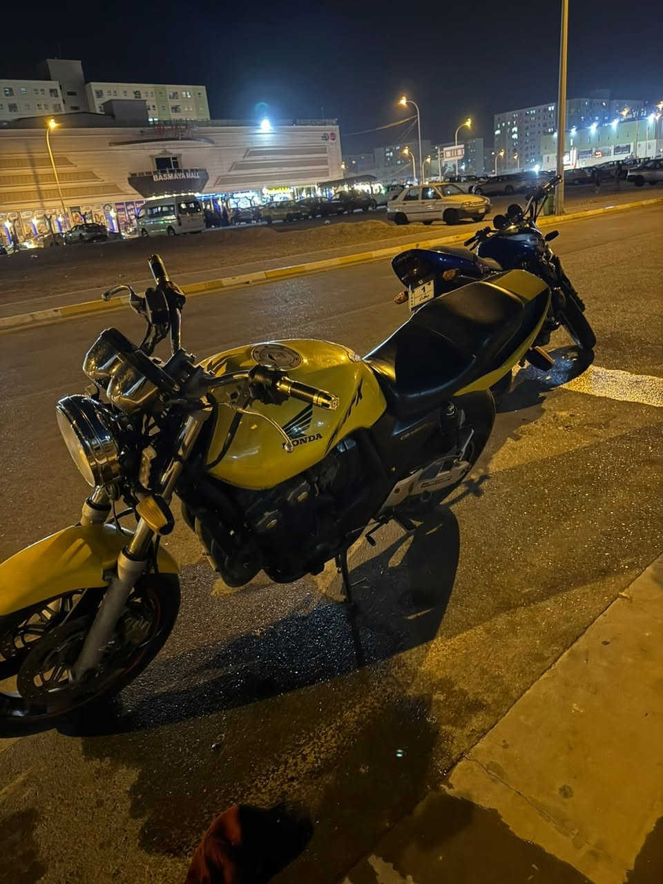 سلام عليكم
 دراجه CB400 جيل ثاني دراجه ماخليت شي مابدلته بيهة دراجه خير من الله (جيب فيتر وتعال) نضافه كفرات 90% نضافه دراجه بصوره عامة 90% داخل الدراجه ولمضهر محرك مفتوح مجفت تجفيت مضبوط كلشي  باتري  زنجيل دشبول تايرات بكره كفرات دسكات كلهة جديد لوك للمعلومات دراجه أوراقهة اصوليه كمرك مدفوع
موقع: قرب مجمع بسمايه سكني
رقم الهاتف :***********

