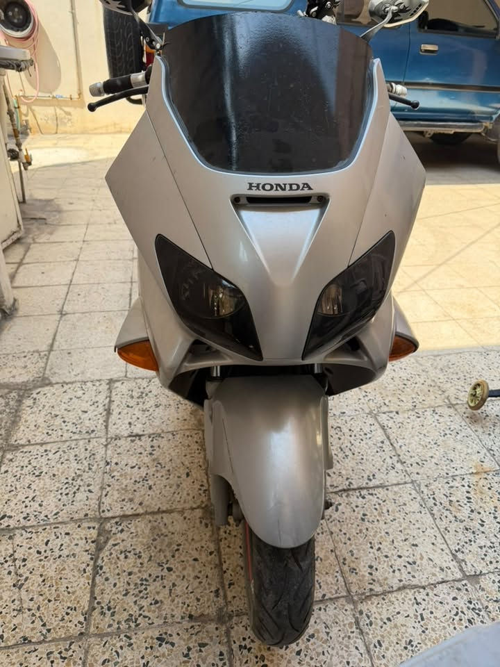 للبيع فورزه 06كلو شرط مكينه مامفتوحه دراجه جديده كهربائيات كلها شغاله  سعر خاص هذا رقمي للتواصل ***********
