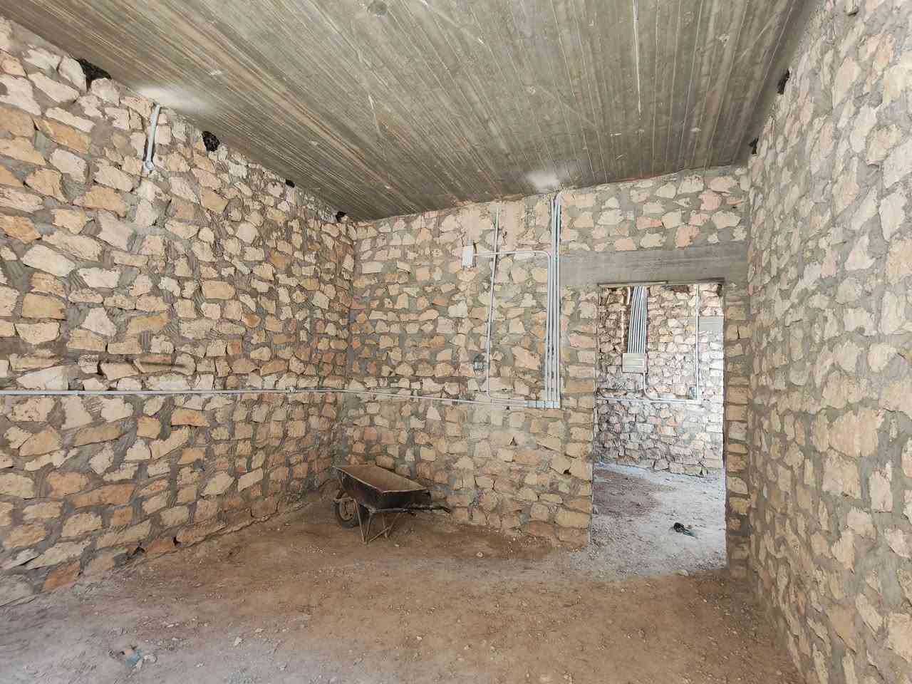 سلام عليكم بيت للبيع في الخالديه قرب جامع البشير واصل ماء مجاري كهرباء تبليط  عندي بي وصل من البلديه يبعد عن الطابو شارع شارع واحد  فقط
غرفه 4&5عدد2
صاله 4&9
مطبخ 4&5ونص
استقبال 4&7
. حمام عدد ٢ واحد منهن سويت
السعر 70 مليون  وبي مجال
*********** واتساب

