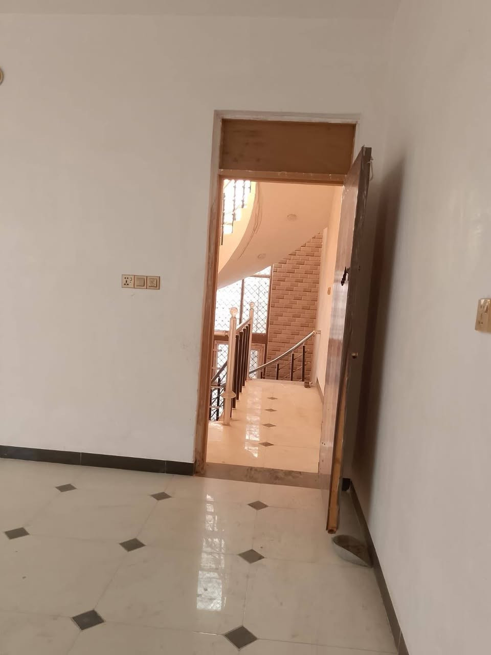 بيت طابو صرف طابقين ركن للبيع  بشارع التجاري بمساحه ١٠٠م عرض ٨م نزال ١٢م التفاصيل موجوده بالصور مكتب النائلي للعقار الشارع التجاري مقابيل مول سيد كريم دكنه ***********
