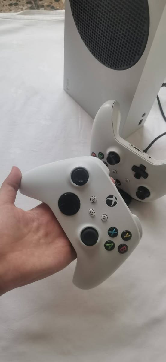 اكس بوكس سيريز S 🎮 اصدار 2021👾 
نظيف مستخدم شهر ونصف ولا يوجد فيه اي عطل 
ويوجد فيه يدة تحكم الأكس بوكس سيريز S الأصلية 
وتحتوي أيضاً على يدة تحكم اضافيه  الأكس بوكس 1
ويوجد أيضاً بطاريات شحن🔋لكلا يدتا التحكم 
وتوجد شاحن🔌 لهذه البطاريات 
ويوجد حسابان للأكس بوكس وحساب فورت نايت 
مشحون بأموال حقيقيه ويوجد فيه الكثير من السكنات
فضلاً عن وجود UPS  وسعر الأكس بوكس سيريز S مع الUPS💲💲💲
460,000 وبي مجال ويوجد توصيل للرمادي 🚗فقط الإستفسار الإتصال على الرقم ***********
