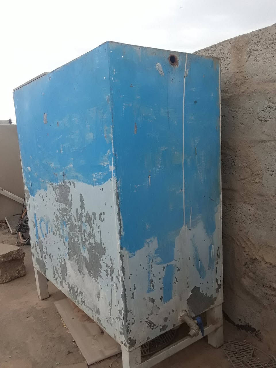 خزان نفط حجم كبير مستخدم للبيع بليت ثخين باب أول السعر ٦٠ مع مجال للاستفسار عالخاص
