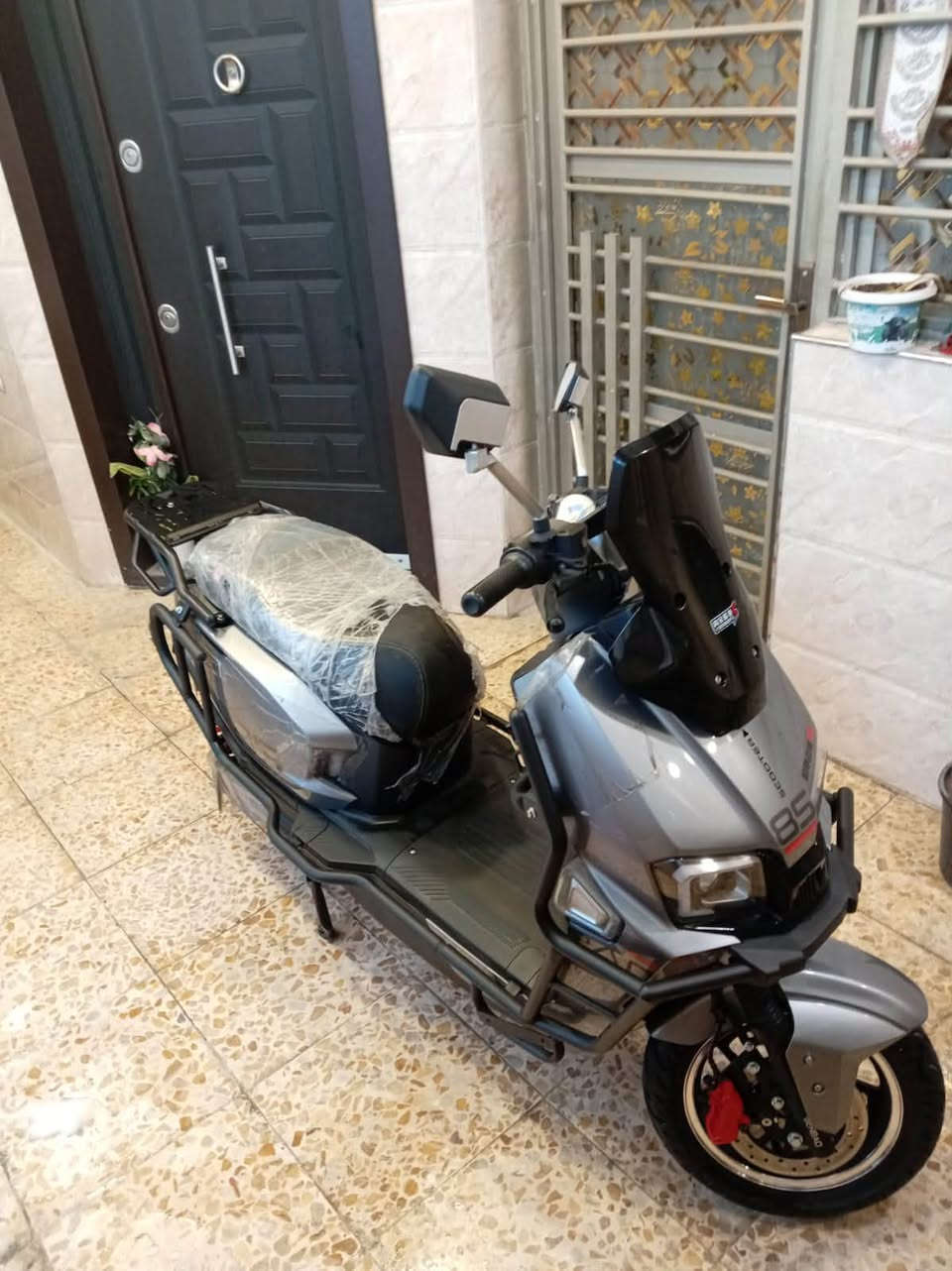 السلام عليكم دراجه صاعقه  2025 جديد ستخدام قليل مكفوله من شخط وكسر سويجات ثنين وياها اربعه سرعات 85 حقيقي مكانها الكرخ شارع حيفا ***********

