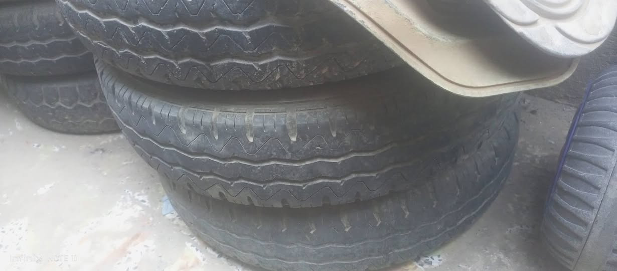 السلام عليكم ٦ تايرات هن و ويالتهن بيهن ٤ نظيفات جدد استخدامهن بسيط و ٦ وياله جدد مال كيا نثيا الحجم ١٢ ونص عنواني بغداد اللطيفية على الشارع العام حلة بغداد  والسعر ٢٥٠ الف وبيه مجال بسيط رقم الهاتف ***********
