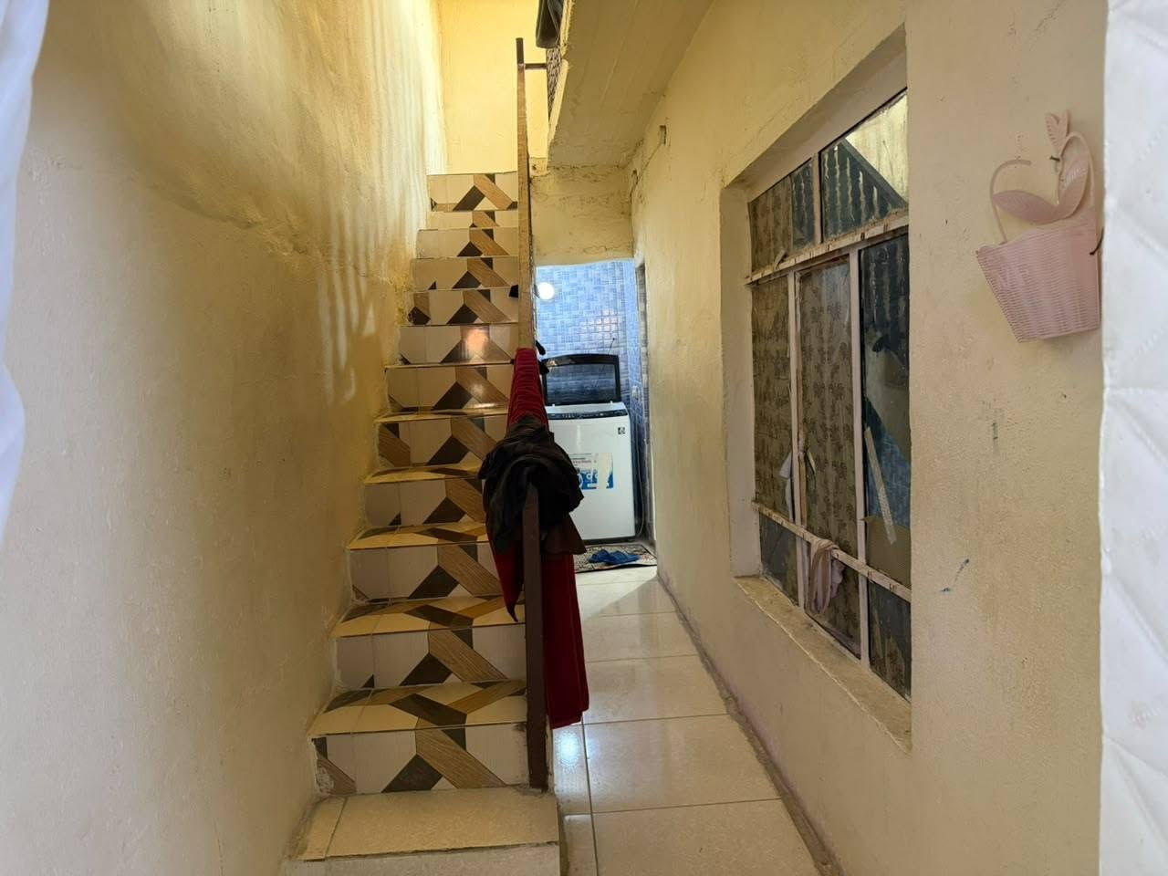 بيت للبيع يوسف بيك أول جسر صاير مساحه250متر مربع بناء طابقين كاشي سيراميك سقف ثانوي عدد غرف نوم3
استقبال 
مطبخ منور  حمام صحيات 2
كراج سياره حديقه ترك خلف البيت ماء متوفر 24 ساعه السعر 50مليون وبي مجال رقم الهاتف***********

