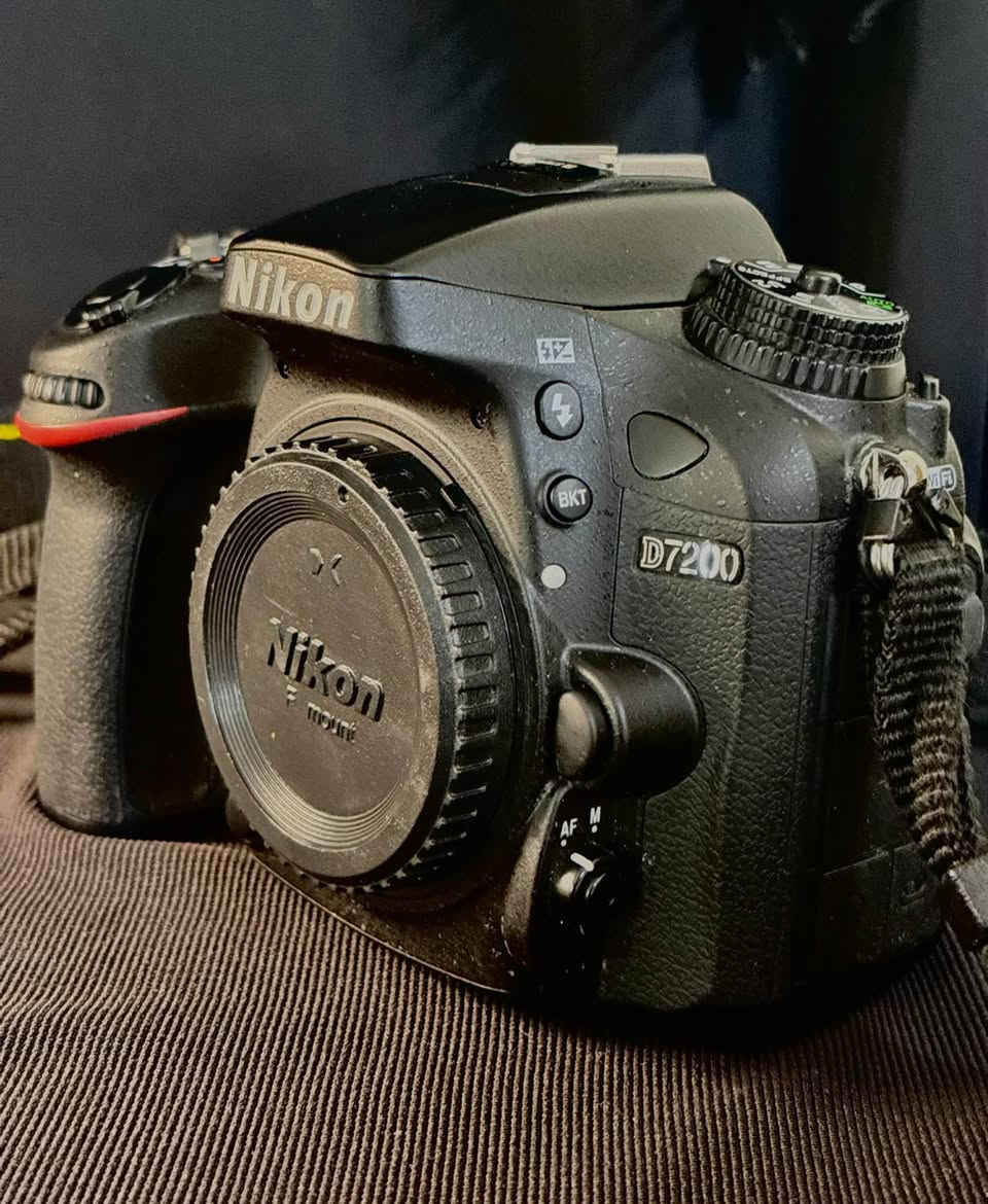 📸 عدد الشترات: 25,515 شترة فقط.
المحتويات:
✅ كاميرا Nikon D7200
✅ عدسة Nikon AF-S DX 18-140mm VR الأصلية
✅ بطارية
✅ شاحن أصلي
✅ حزام Nikon الأصلي
✅ هود العدسة
✅ أغطية العدسة الأمامية والخلفية
✅ الكرتونة الأصلية

أهم المواصفات:
• دقة 24.2 ميغابكسل
• تصوير Full HD حتى 60fps
• نظام تركيز تلقائي بـ 51 نقطة
• تصوير متواصل بسرعة 6 إطارات/الثانية
• منفذا بطاقة ذاكرة SD
‏• Wi-Fi وNFC

💰 السعر: 600000 دينار، قابل للتفاوض بشكل بسيط.

📍 الموقع: بغداد – الكرخ.
☎️ ***********

الكاميرا جاهزة للفحص والتجربة قبل الشراء

