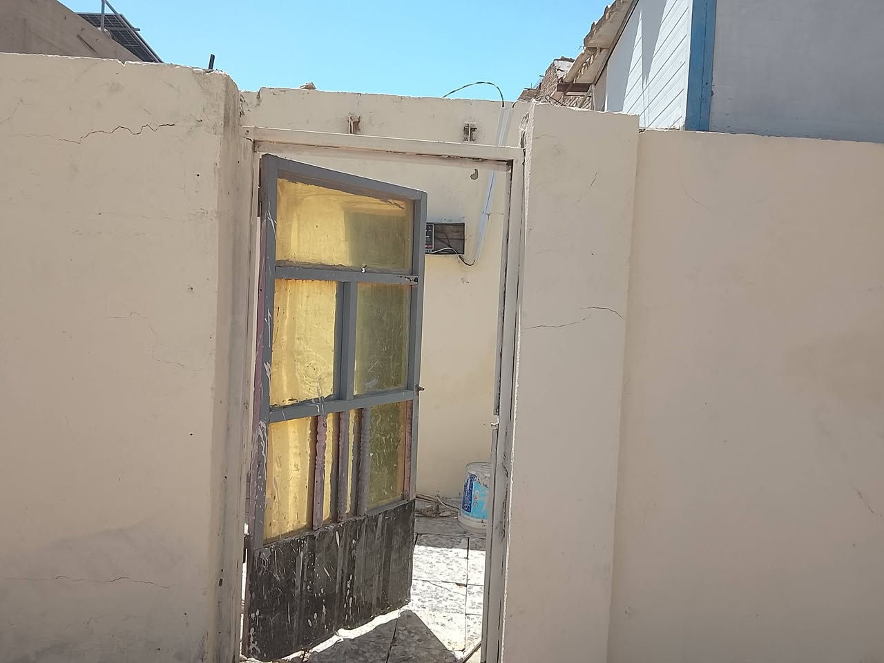 متوفر بيت للايجار المساحه ١٠٠ م يبعد عن مسجد الكوفه ١٠٠م مقابل مدرسة الرافدين الابتدائيه قرب جسر المشاة غرفتين وصاله ومطبخ صغير و مخزن مبلغ الإيجار ٢٥٠ وات ساب ***********
