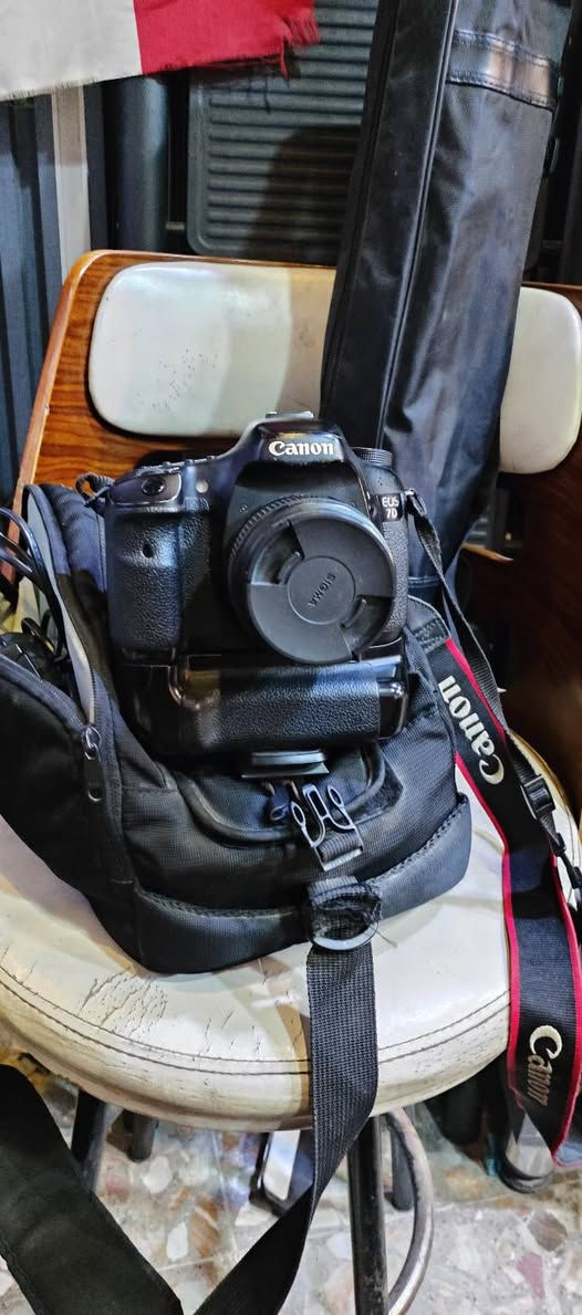 Canon EOS 7D
معا كامل ملحقاتها وستاند مالتها 
 مطلوب بيها 600 وبيها مجال للطيبين 
***********  واتساب
