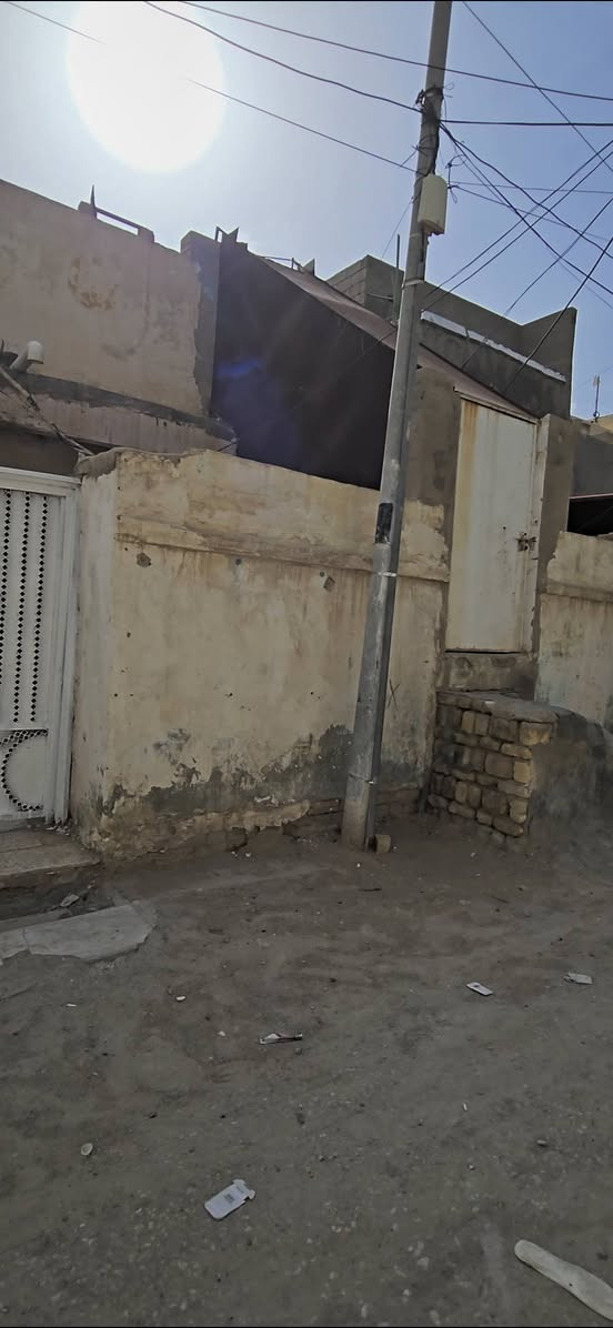 السلام عليكم
🏠بيت للبيع 🏠
في حي الشهداء الاول خلف مركز الشرطة الشرقي📍
 الفرع قبل الاخير  ٢٠٠م طابو كونكريت ♦️مسلح البناء قديم
♦️البيت مقسم 2  واحد مؤجر  غرفتين ♦️وصاله واستقبال وصحيات. الطابق ♦️الثاني  بناء متكامل غرفه واستقبال ♦️ومطبخ وصاله وصحيات بناء جديد ♦️الطابق الثاني نظافة البيت الارضي ♦️***********
♦️السعر 85 قابل للتفاوض
