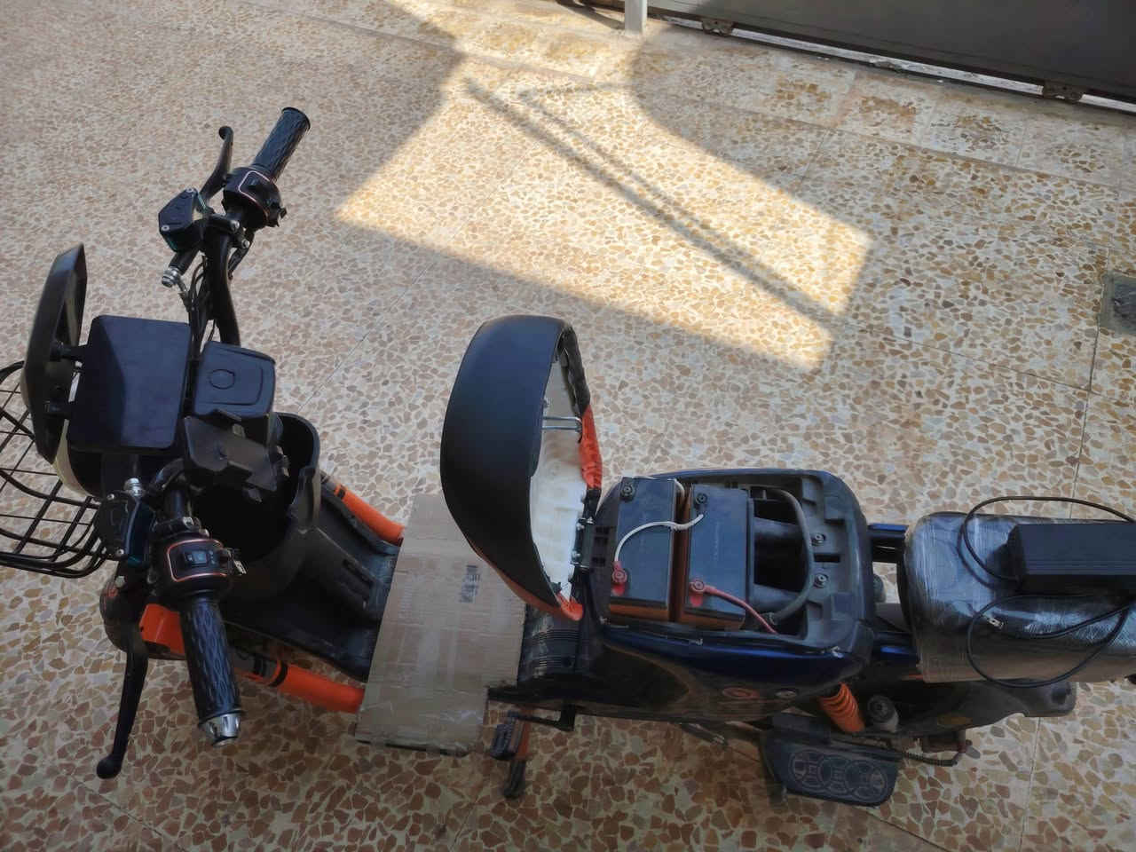 دراجة شحن R9 للبيع مستعمل شهر فقط سبب البيع محتاج فلوس على وضع الشركة ما مبدلين بيها شي مثل ما موضح بالصورة سعر ٤٥٠الف الي يريد يراسل واتساب ***********
