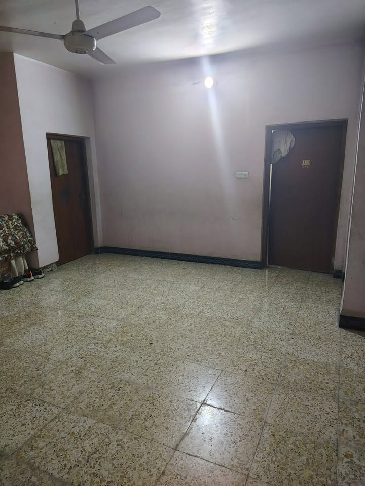 للبيع بيت في الزعفرانية، مساحة 312 متر، طابو صرف.

البيت يتكون من طابقين وسطح.

الطابق الأول بيه غرفة، استقبال كبير، هول واسع، مطبخ مع منور كبير، وصحيات داخلية وخارجية، بالإضافة إلى كراج وحديقة.

الطابق الثاني يتكون من 4 غرف نوم كبيرة، ويا سطح كبير.

البيت مساحته حلوة وتقسيمه مريح ومناسب للعائلة، والبيت بيه مساحة وحديقة وكراج، والطابو صرف.

السعر والتفاصيل على الرقم.   ***********    @.   
للمهتمين والجادين فقط، التواصل للمعاينة والاستفسار.
