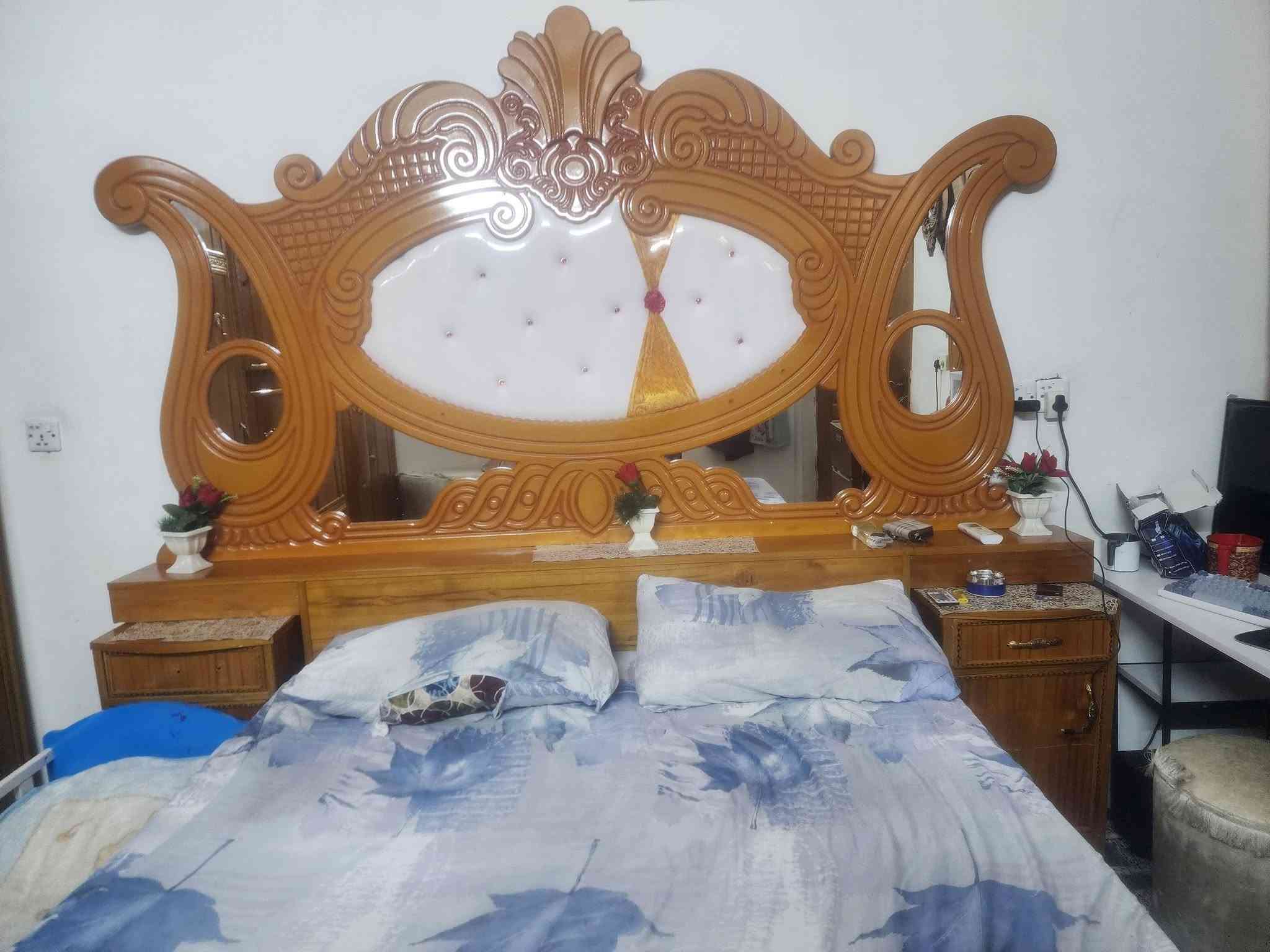 سلام عليكم اخشاب كلهن نضيفات ما عده الدوشك ميز او جرباه كامل اي ضرر ما بيهن السعر ٢٥٠ مكاني بغداد مدينه الصدر ***********

