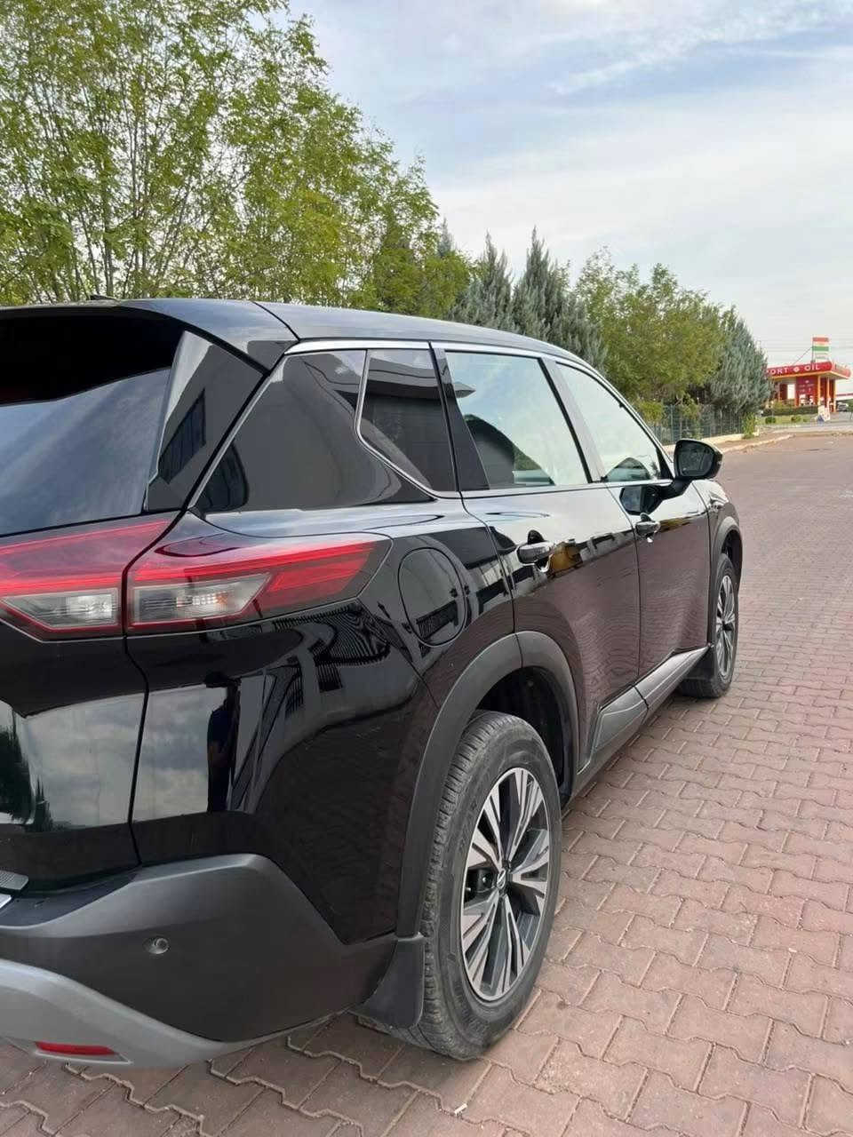 نيسان روج • ٢٠٢١ • ٤٠٠٠٠ مايل