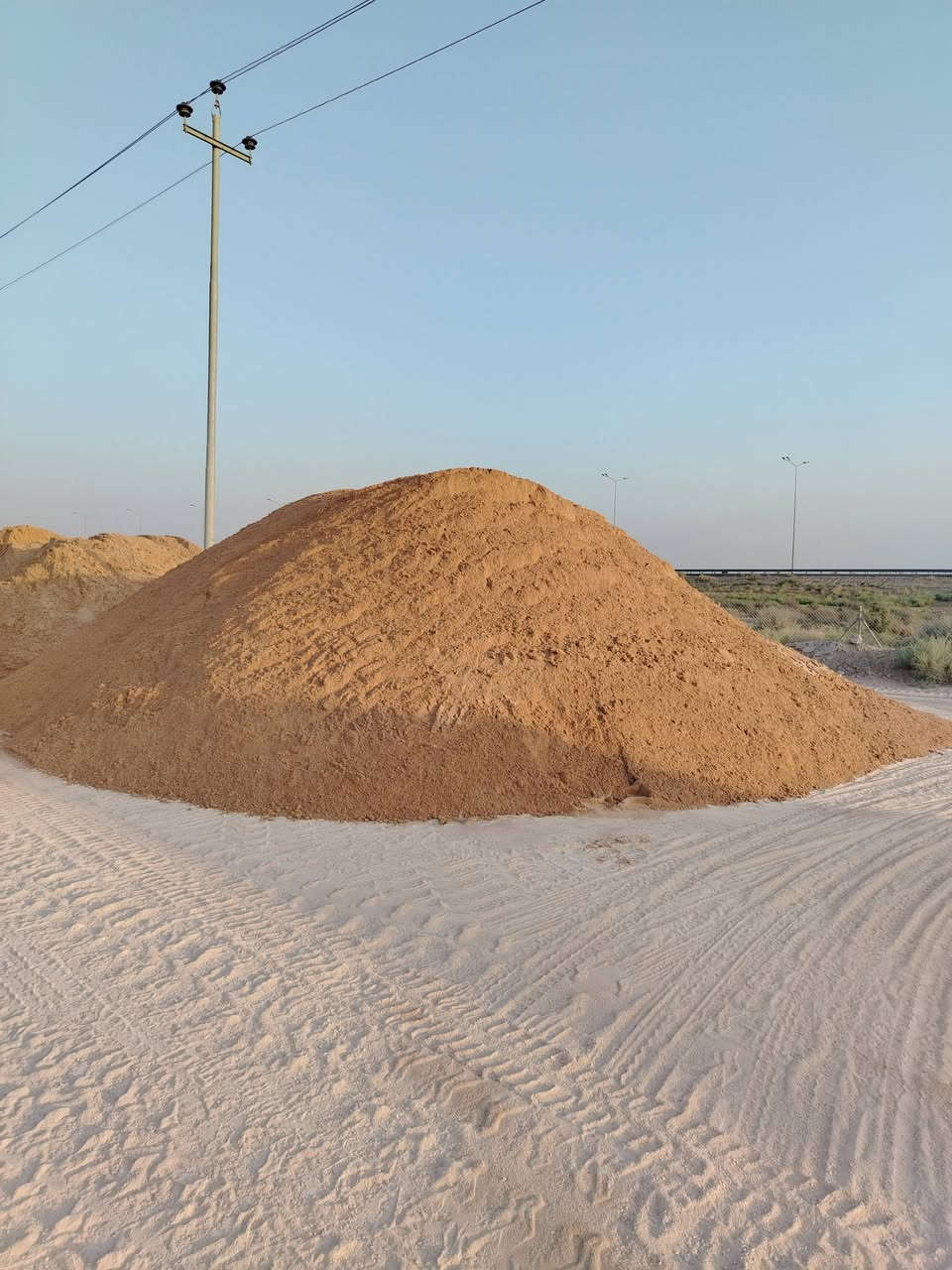 رمل مغسول درجة أولى شرط الفحص. سعر الكيلة ٦٠ الف درجة أولى 4 كيلات 240 الف من غير اجرة السيارة 

ويوجد نوع آخر درجة ثانية سعر  الكيلة ٥٠ الف
للتواصل ***********
