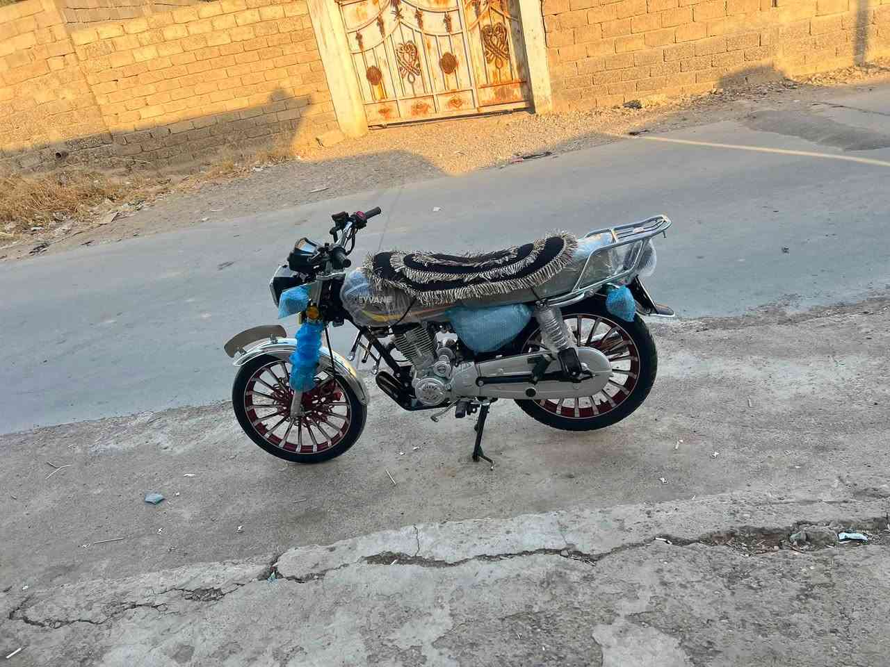 سافان موديل 25 محرك 200 كبس تواير جوبلس
دراجه اخو جديد سعر 750 وبيها مجال حك الجيه للتصال***********
