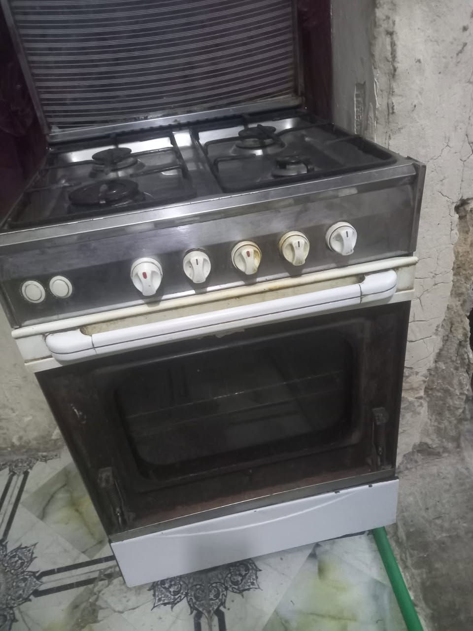 طباخ للبيع شغال 4عيون وفرن سعر 50الاف وبيه مجال طباخ ماركة.اي استفسار اتصال ***********او وات ساب ***********
