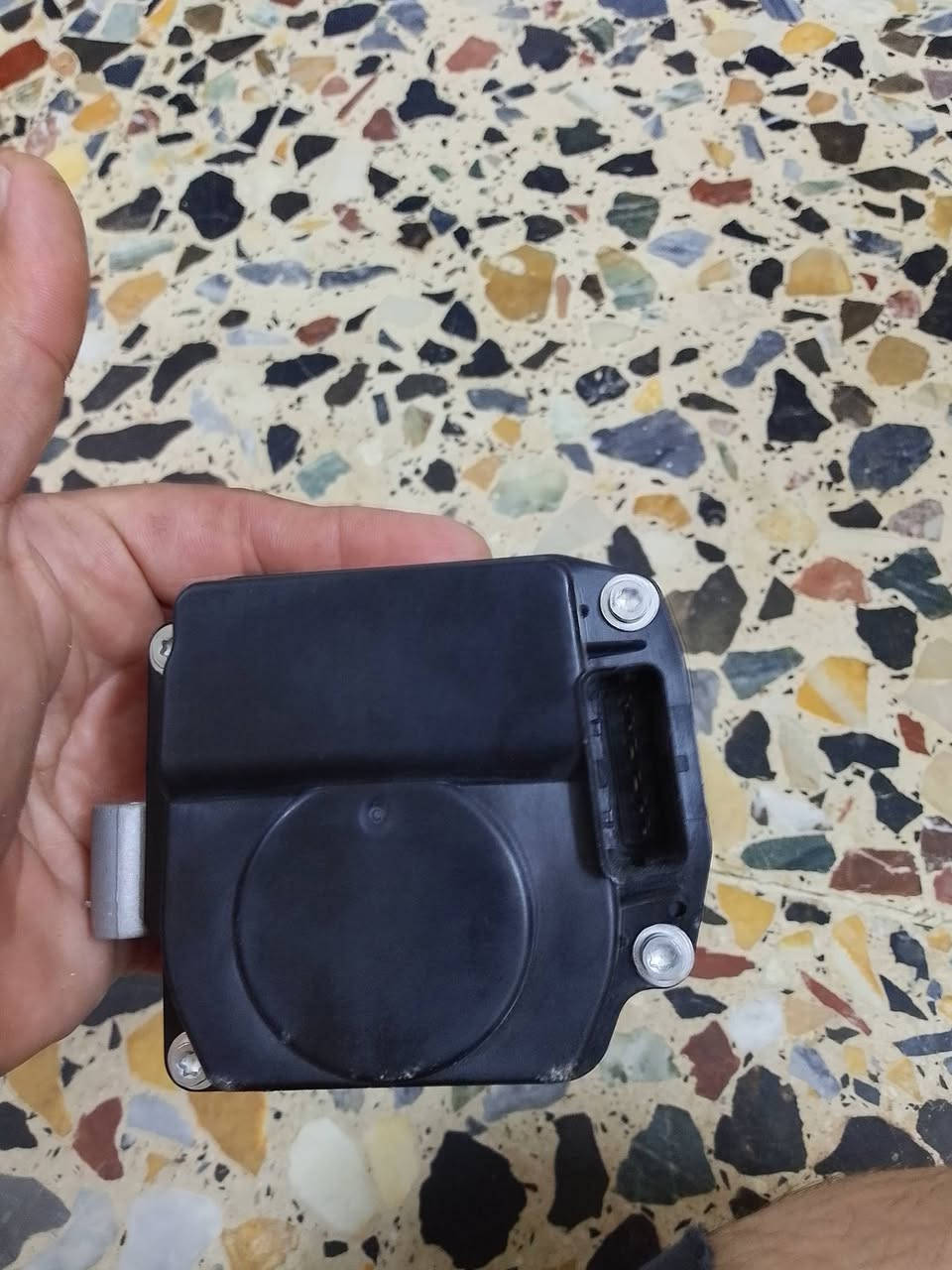 السلام عليكم عندي هذا القطعة مال رينو للبيع ***********
