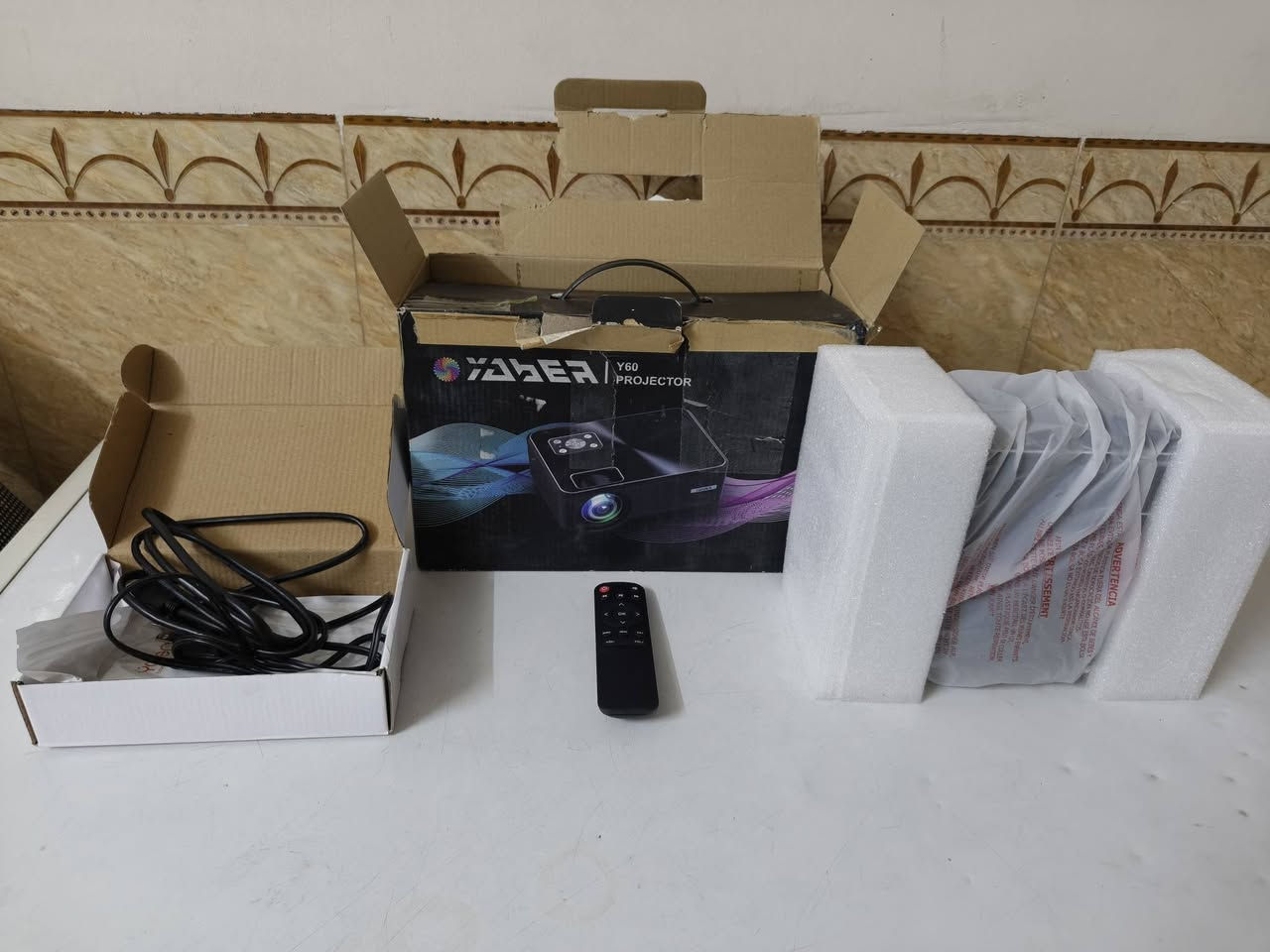 متاح جهاز العرض المنزلي (بروجكتر) من ماركة YABER طراز Y60 (المعروف بـ YABER Y60 Portable Projector).المواصفات الرئيسية: يدعم دقة عرض تصل إلى Full HD 1080P، ويدعم حجم عرض حتى 200 بوصة، ويتميز بسطوع عالٍ (حوالي 6000 لومن) لعرض واضح في الغرف المظلمة أو شبه المظلمة.المنافذ والاستخدام: يحتوي على منافذ متعددة مثل HDMI وUSB لتوصيل أجهزة الكمبيوتر، الهواتف، وأجهزة الألعاب، وهو مناسب للأفلام والعروض المنزلية. للتواصل خاص أو واتساب *********** ويوجد توصيل لكافة محافظات العراق
