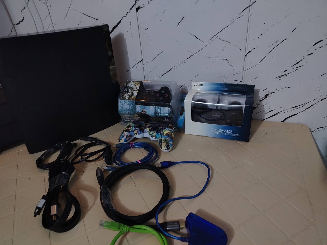 للبيع بلايستيشن 3 سليم (PS3 Slim) نظيف جداً معدل كاستم دائم + فول ملحقات
​💻 
جهاز بلايستيشن 3 سليم بحالة ممتازة ونظيفة جداً، مصان داخلياً حرارة مستقرة ومبدل له معجون حراري نوعية MX_4 .
​🌟 مميزات خرافية بالجهاز:
​تحويل الشاشة لسمارت: الجهاز بيه تطبيق يوتيوب شغال وتقدر تتصل بالنت وتتفرج براحتك بدون ما تحتاج شاشة سمارت.
​بدون خوف من الباند: تتصل بالنت وتتصفح وتشوف يوتيوب براحتك وبأمان.
​تنزيل ألعاب مباشرة (PKG): يحتوي على متجر أونلاين بيه أكثر من 5000 لعبة تقدر تنزلها مباشرة بدون حساب سوني وبدون أي تكلفة واير تصل بنت مباشر سرعة تنزيل .
​🛠️ مواصفات النظام:
​الموديل: CECH-2003A (أقوى وأفضل موديل بالسليم).
​النظام: معدل كاستم دائم CFW Evilnat (مو HEN).
​الهارد: 160 غيغا مليان ألعاب جاهزة.
​📦 الملحقات المرفقة بالتجميعة:
​3 يدات (يدة  PS3 أصلية بباكيتها + يدة PS2 سلكية جديدة مع محولها الخاص من ps2 الى ps3 + يدة إضافية ps3 ).
​كيبل HDMI سوني الأصلي (2 متر) + كيبل HDMI إضافي.
​كيبل شبكة (LAN) + كيبلات الشحن والكهرباء.
​موزع منافذ USB Hub (4 Ports).
​💰 السعر: 135,000 دينار عراقي (قابل للتفاوض البسيط للشراي).
📞 مكان التواجد [بابل/هاشميه]
 رقم واتساب ***********
