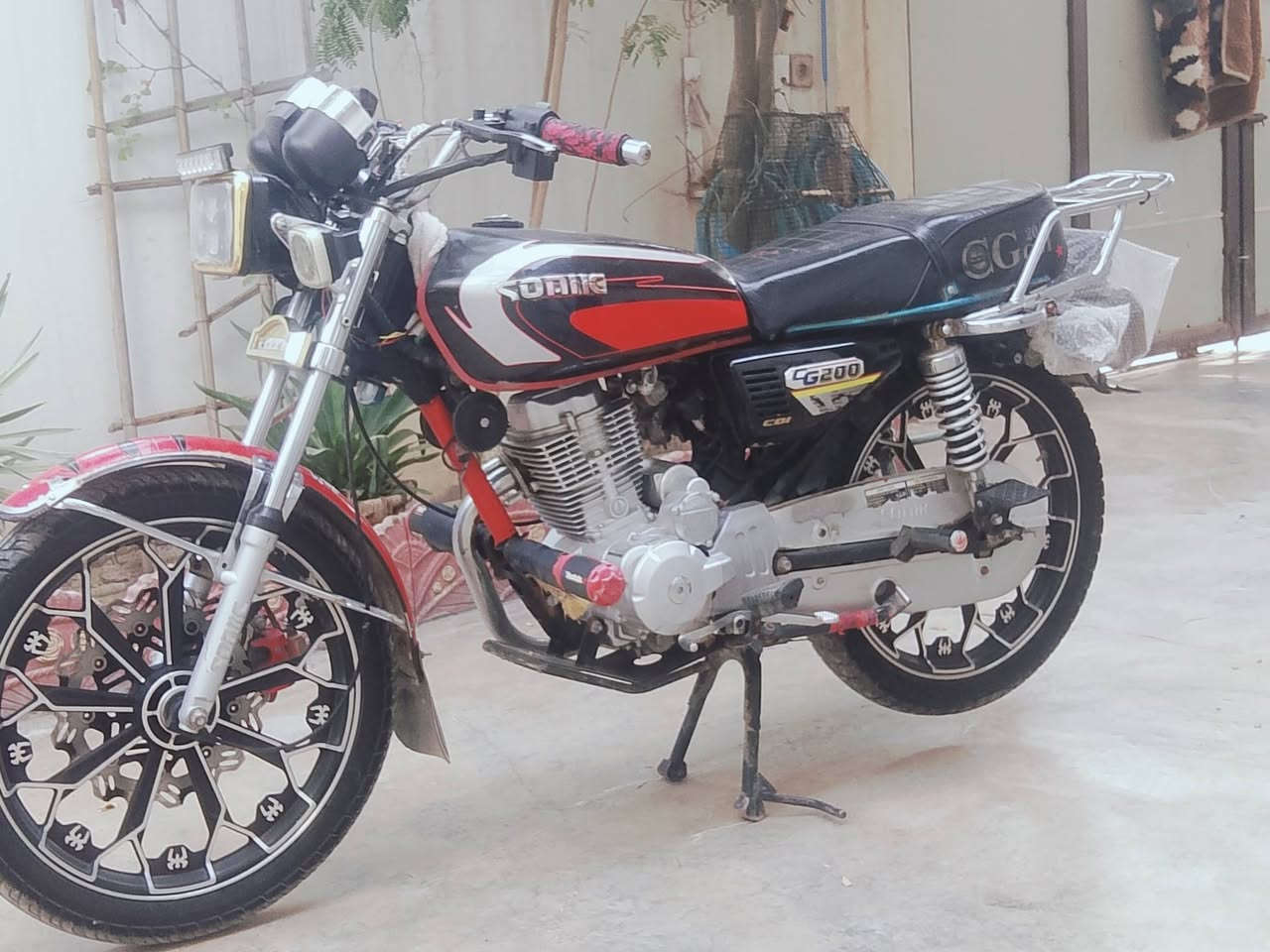 دراجه سولنك موديل 2024 حجم المحرك 200cc محرك مامفتوح كبس وياله مسطره دبلات فول شغاله منفيس موجود سلف شغال نقص  دشبول طافي  دراجه حلوه السعر 590 وبيه مجال حك جيتك الشراي يدخل خاص او يتصل بل رقم *********** العنوان كركوك الصياده
