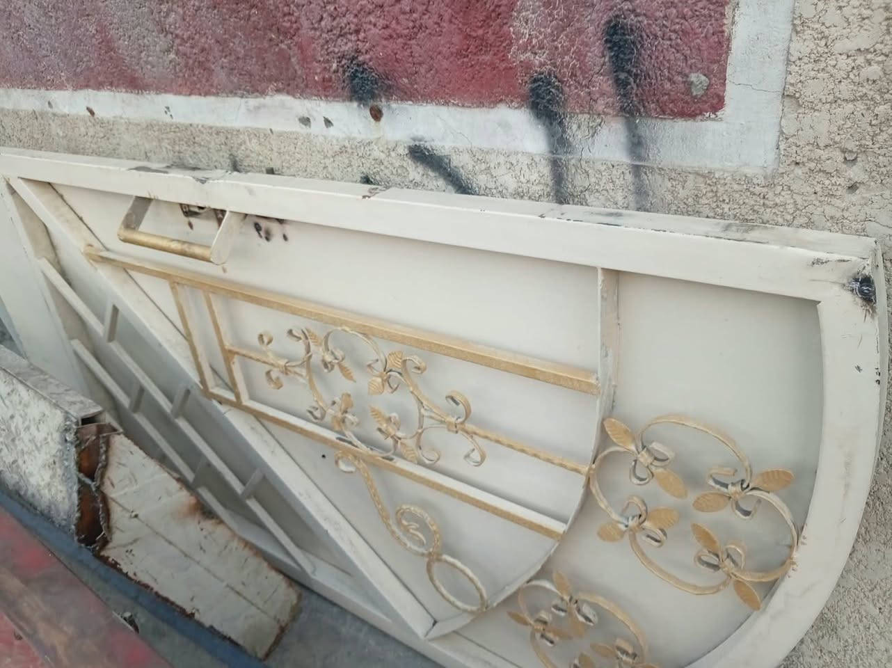 سلام عليكم عندي باب متر في مترين 
والدرج العرض 70والطول 370
وعندي سنويشات ثنين 
الطول 3متر  عنوان بغداد مدينه الصدر الداخل الاسفسار ع رقم ***********
