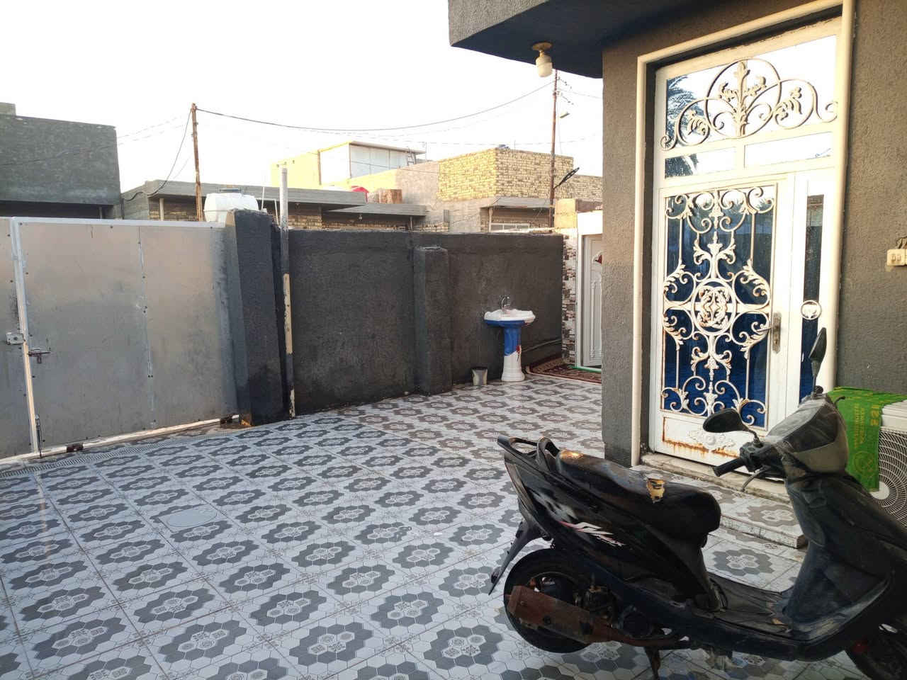 السلام عليكم
بيت طابو زراعي سند 25 مساحة 200م + فضله بجانب البيت 80م 
العنوان/ التاجية نادر الثالثة شارع 10 
البناء/ غرفتين وصالة ومطبخ واستقبال وصحيات داخلية وخارجية 
ملاحظة/ الكاونتر يباع مع البيت
السعر 90 وبي مجال 
للاستفسار اكثر خاص او الاتصال على الرقم ***********
