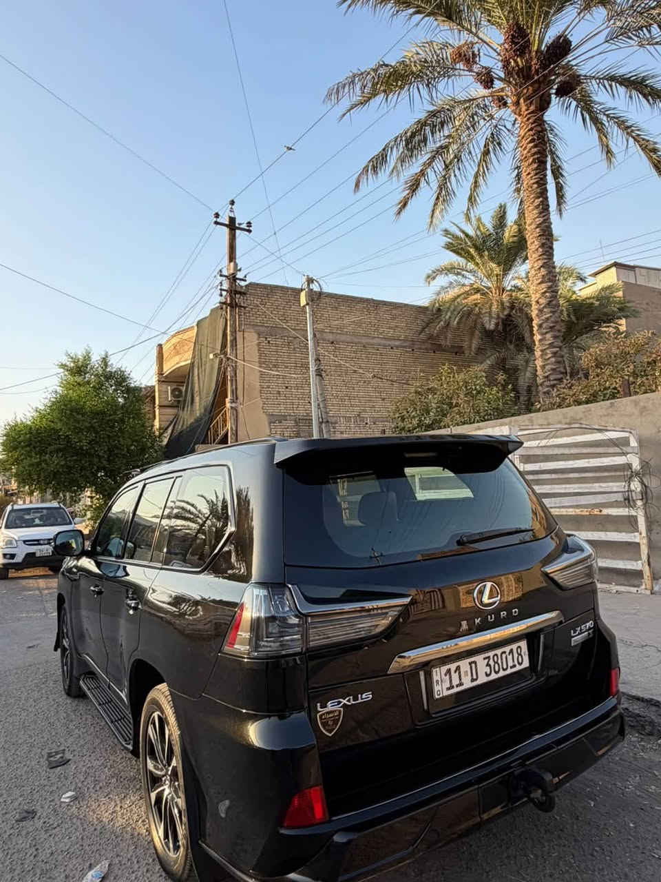 السلام عليكم
LEXUS 2021 S Kuro
السيارة فول مواصفات 
داخل احمر 
بيها قطعتين بارد
البنيد بي رصعة بارد صغيرة
والجاملغ الامامي هم بي رصعة 
السيارة ماشية 85
السعر 76$
للتواصل ***********
