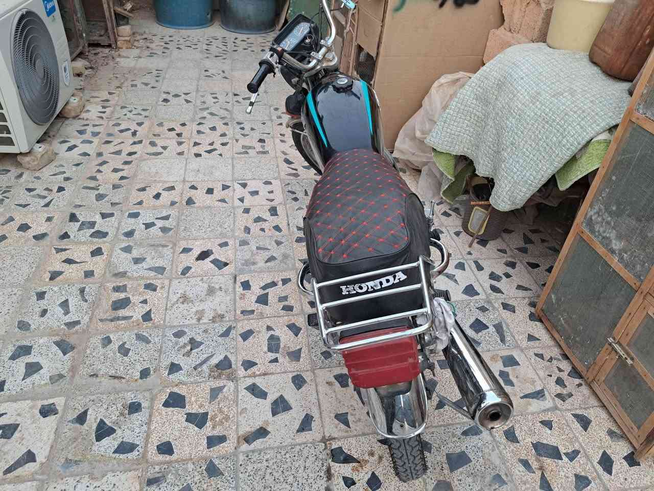 دراجه للبيع موديل 20 نامه أوراق اصوليه 
دراجه جاهزه ونضيفه 
محرك مفتوح نضيف لايدخن لايبخر ناعم وشلعه فول
كهربائيات شغاله عوزه بس اشاير فقط

سعره ٥٠٠ قفل 🔐 
***********
قضاء الحي
